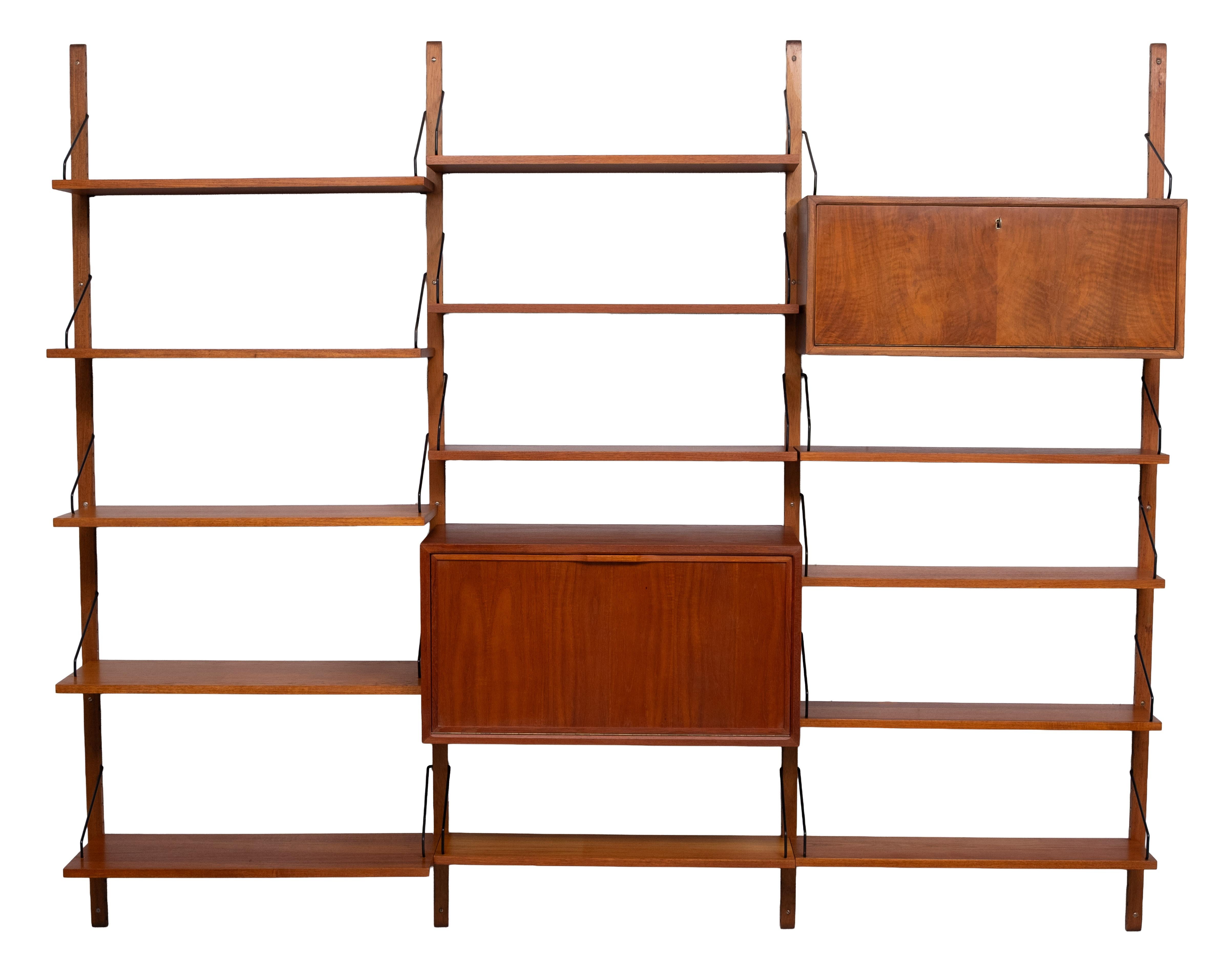  Vintage iconic wall system designed in 1948 by the Danish designer Poul Cadovius. The Royal System has been released at Cado Denmark. The wall system is made of teak and consists of several parts and can optionally be arranged at your own