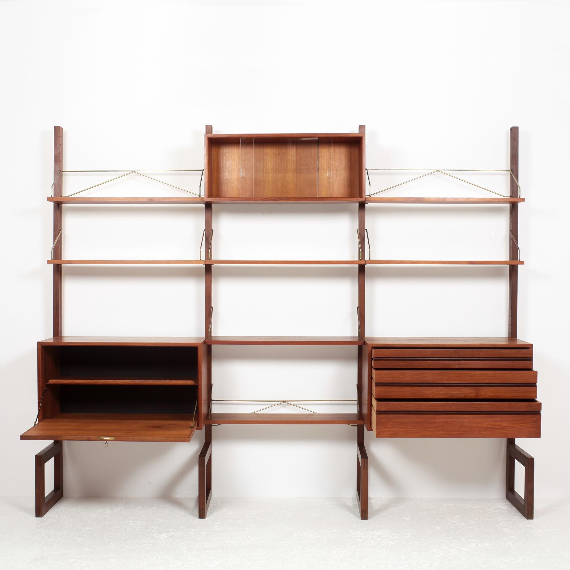 Modular shelves designed by Poul Cadovius, Denmark, 1960
Teak and brass.
Some traces of use - restoration on the top of one box.