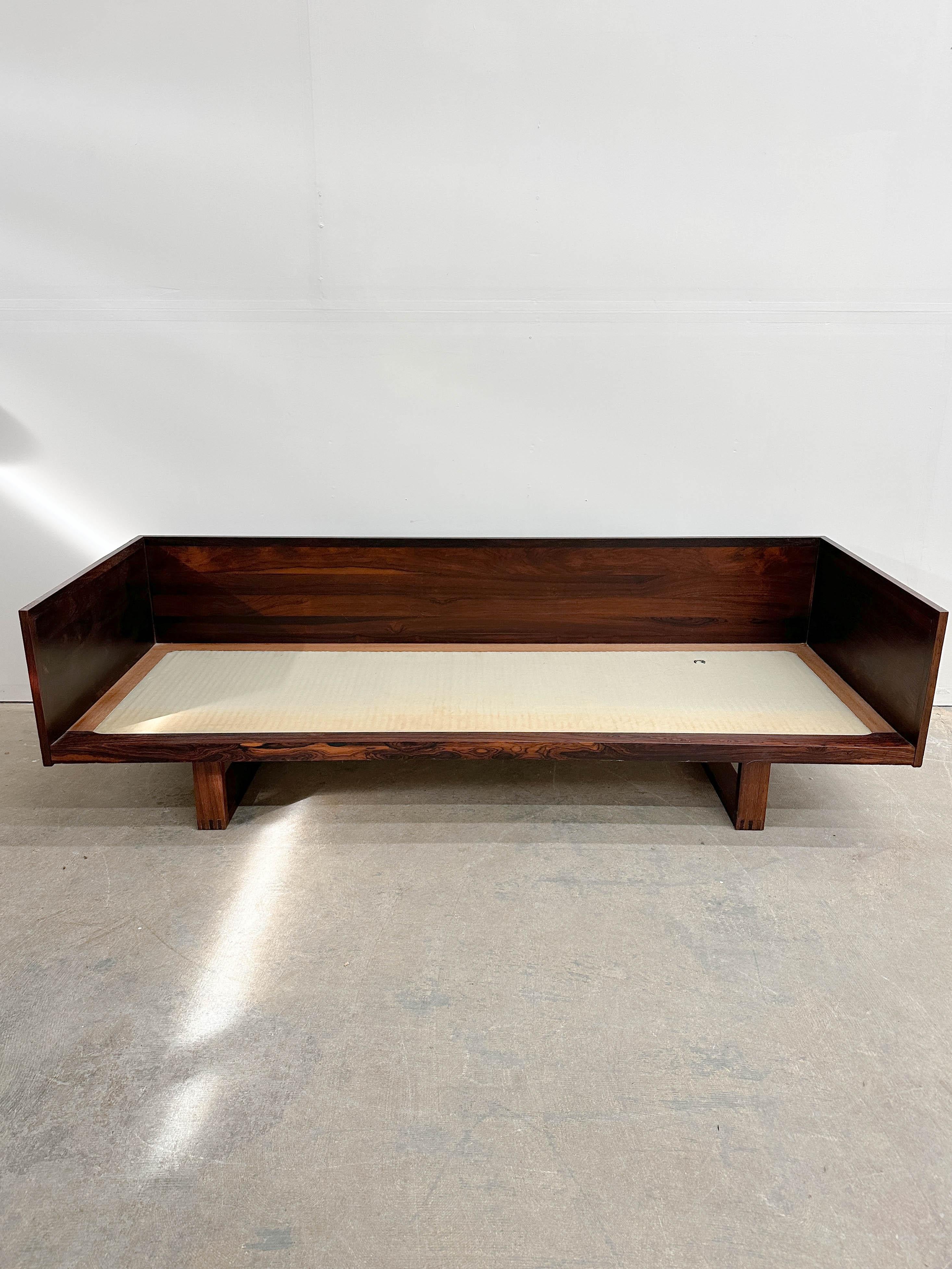 Gesuchte Version aus brasilianischem Palisanderholz eines klassischen Paul Cadovius-Designs für France and Son aus dem Jahr 1973. Mit ihren originellen orangefarbenen Schaumstoffkissen in einem schönen Palisander-Korbgeflecht, das auf einem Paar