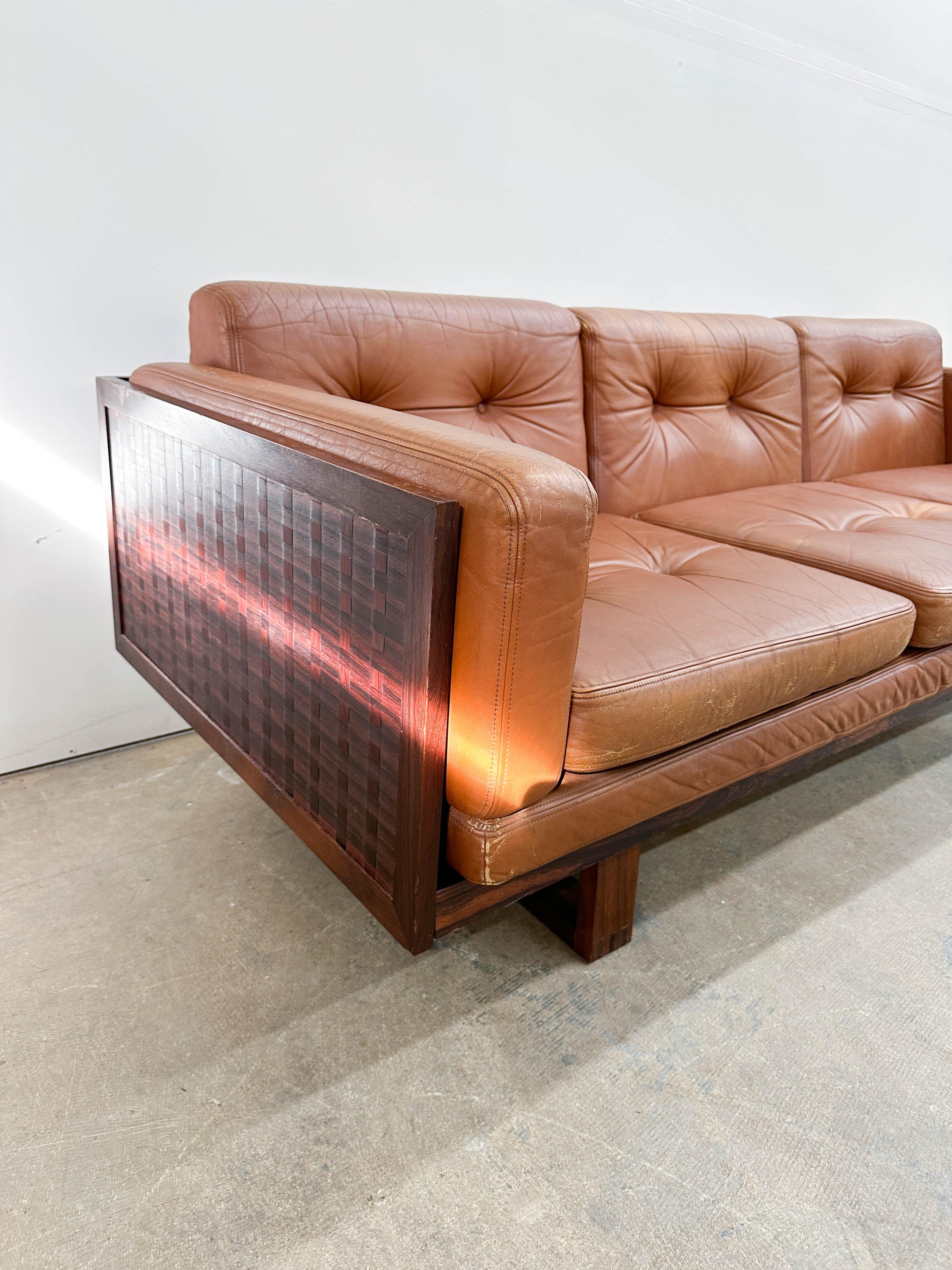 Poul Cadovius Sofa aus Rosenholz und Leder im Zustand „Gut“ im Angebot in Kalamazoo, MI