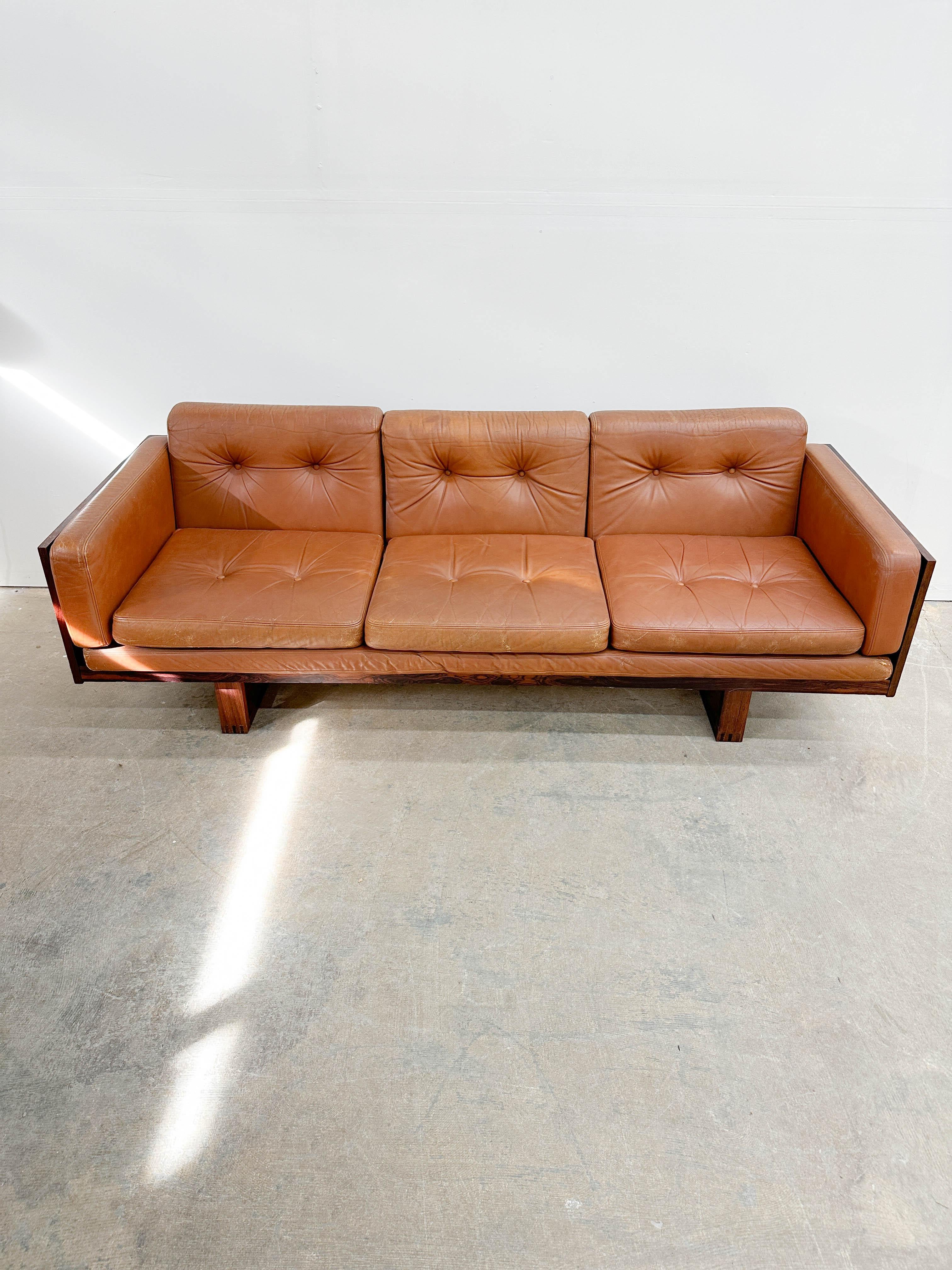 Poul Cadovius Sofa aus Rosenholz und Leder im Angebot 1