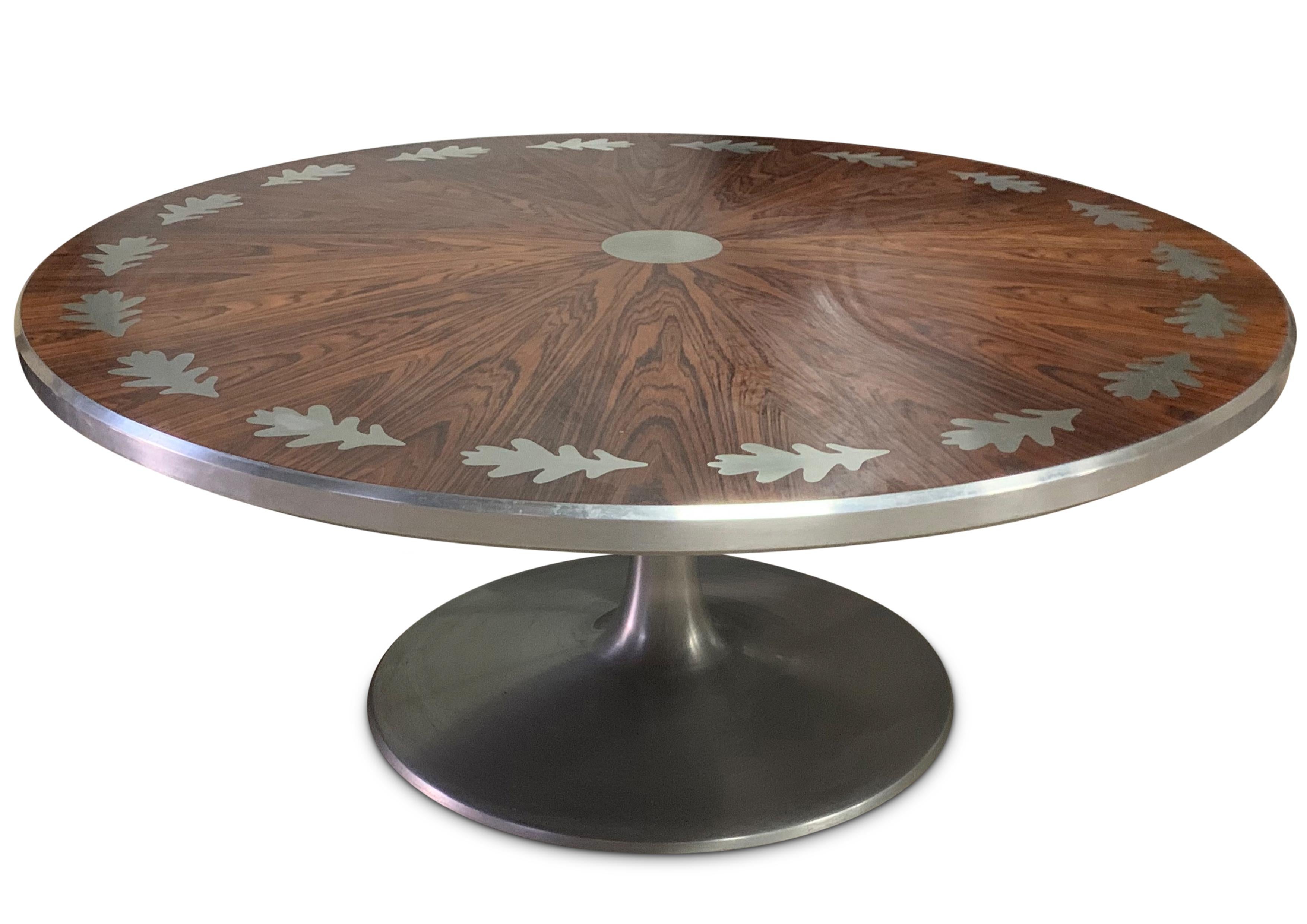 Poul Cadovius Bellissimo tavolino in palissandro disegnato per France & Son Piano circolare intarsiato con decorazioni floreali in cromo spazzolato Realizzato in Danimarca negli anni '60

Poul Cadovius (1911 - 2011) è stato uno dei personaggi più