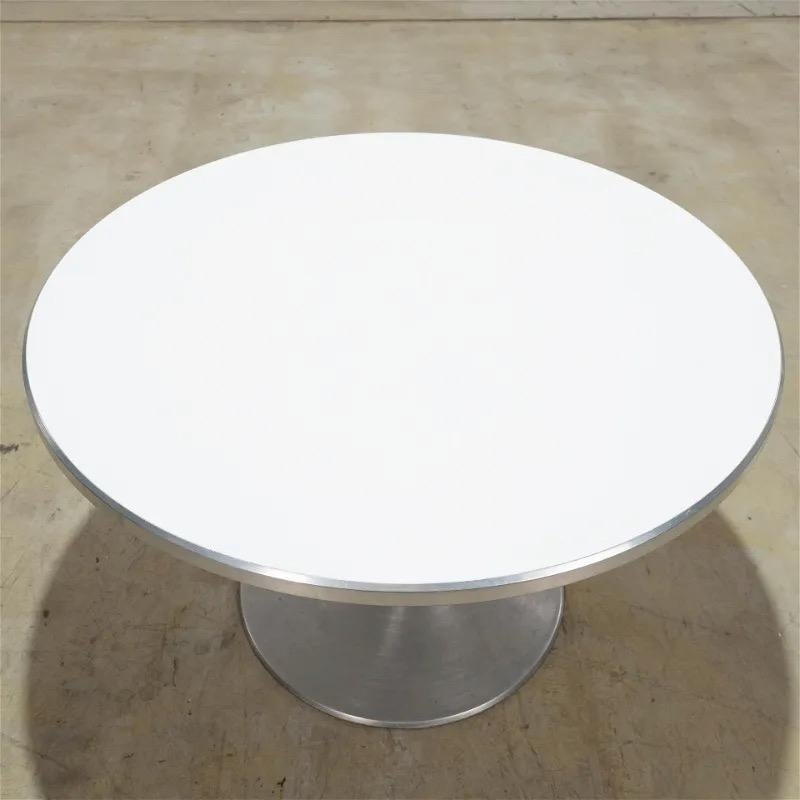 Poul Cadovius (1911-2011), runder Ess-/Frühstückstisch aus den frühen 1960er Jahren mit einem tulpenförmigen, runden Sockel aus gedrehtem Aluminium und integriertem Stiel, der eine satinierte weiße Melaminplatte trägt, die in einen kräftigen äußeren