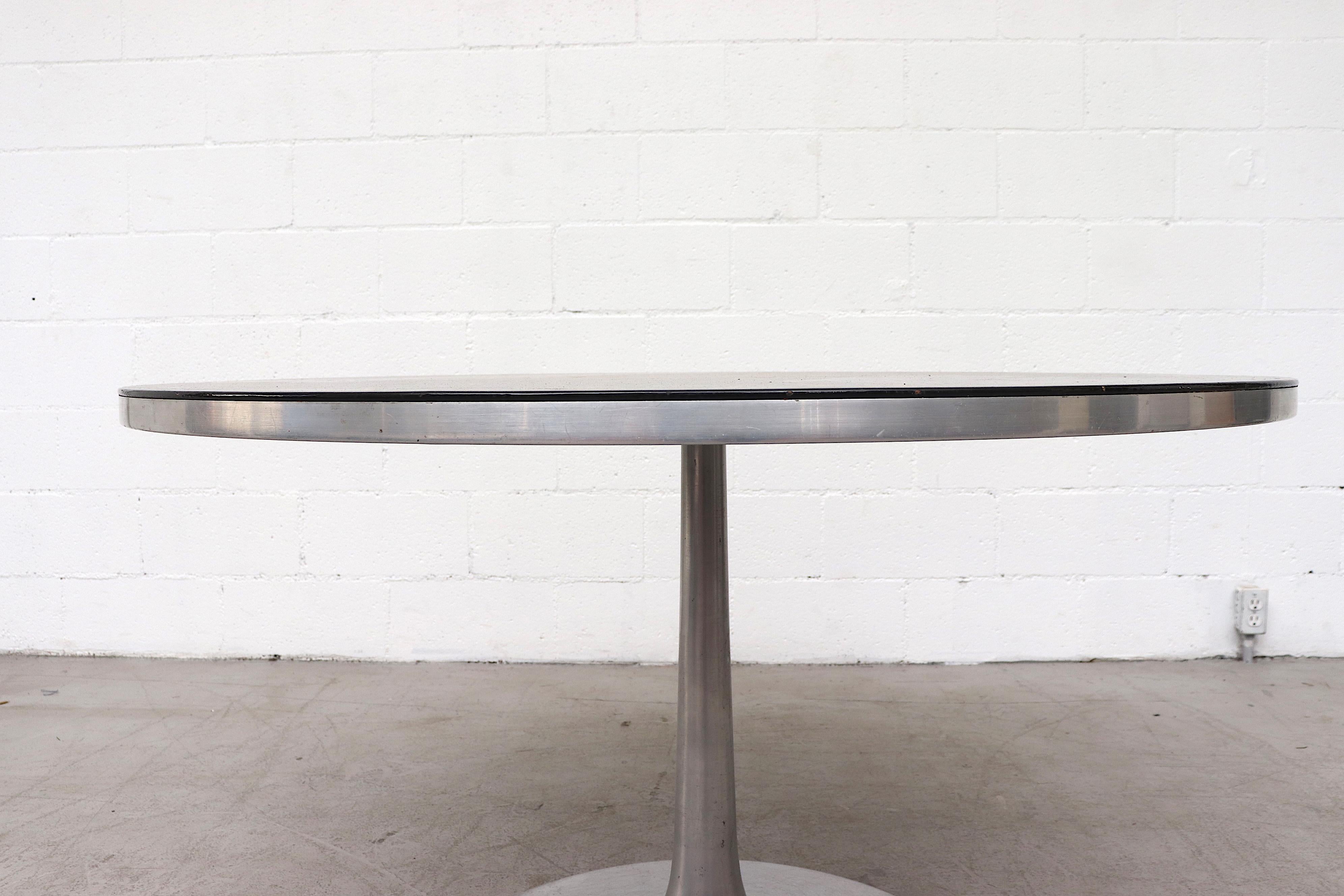 Poul Cadovius Runder verschnörkelter Tisch mit schwarzer Platte (Aluminium)
