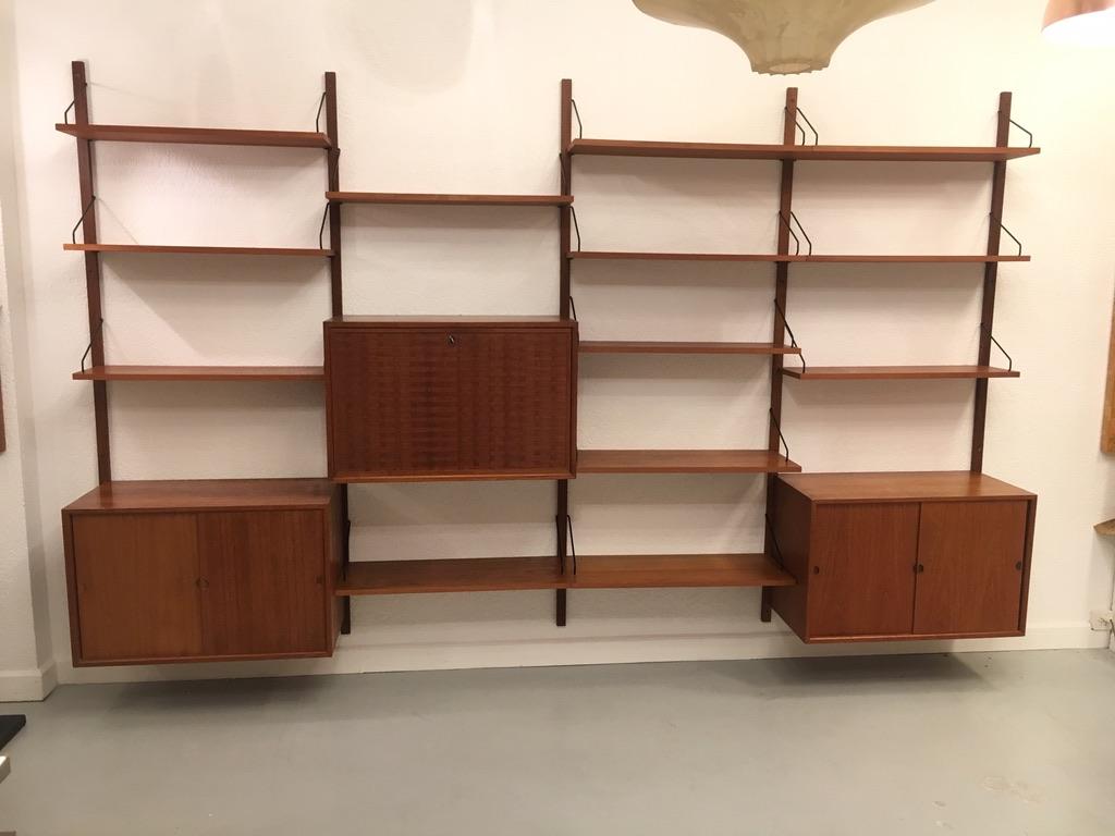 Royal system teak modular floating shelf by Poul Cadovius for Cado, Denmark, circa 1960s
Very good vintage condition.
- 10 shelves 24 x 80cm
- 3 shelves 30 x 80cm
-2 cabinets with sliding doors, drawers inside
-1 bar or desk