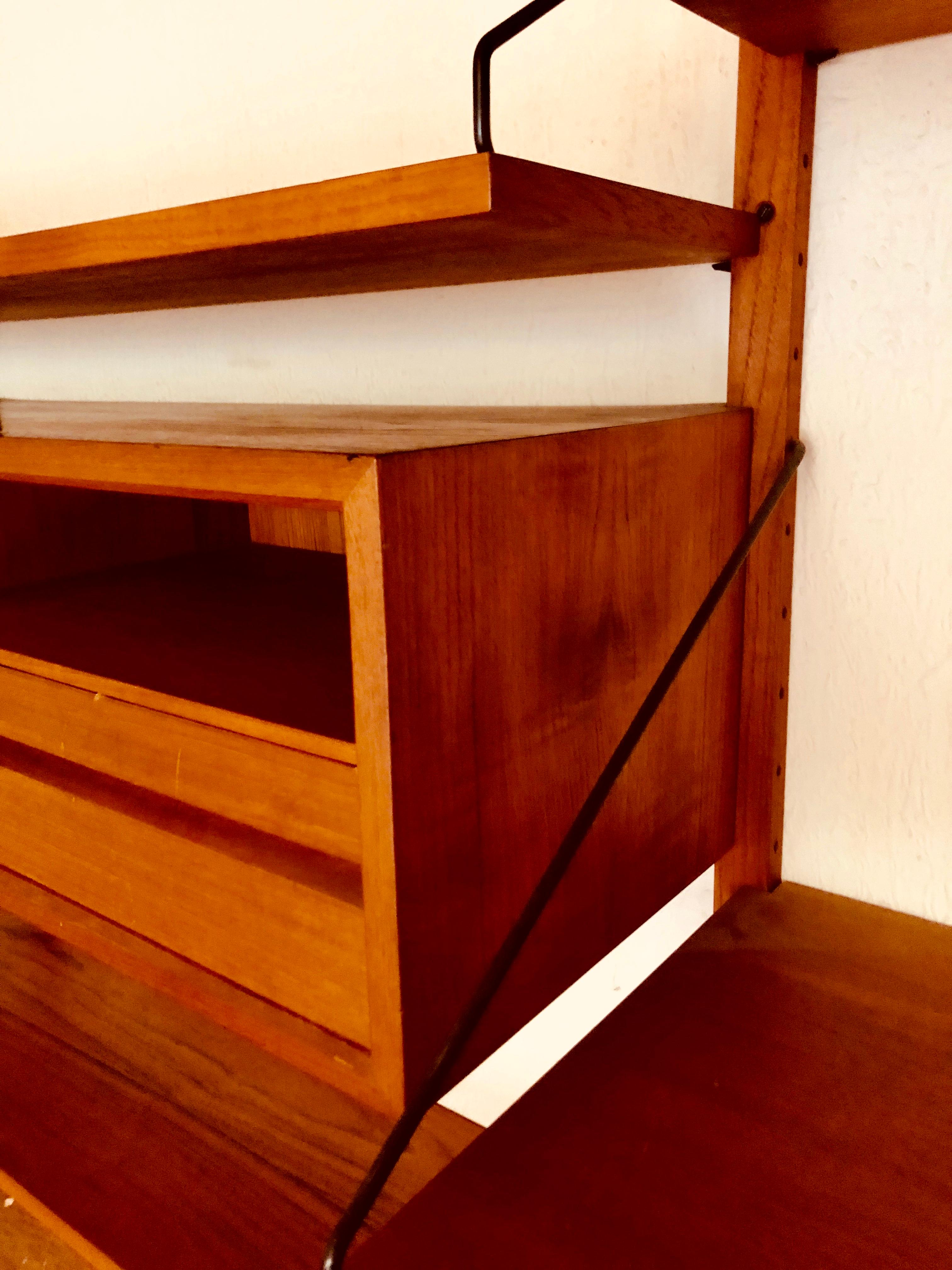 Royal system modular teak shelf by Poul Cadovius produced by Cado Denmark, circa 1960s
-6 poles
-10 shelves 80cm long
-6 shelves 70cm long (rare)
-6 shelves angle (rare)
-1 box vitrine glass
-1 little box 2 drawers.
 