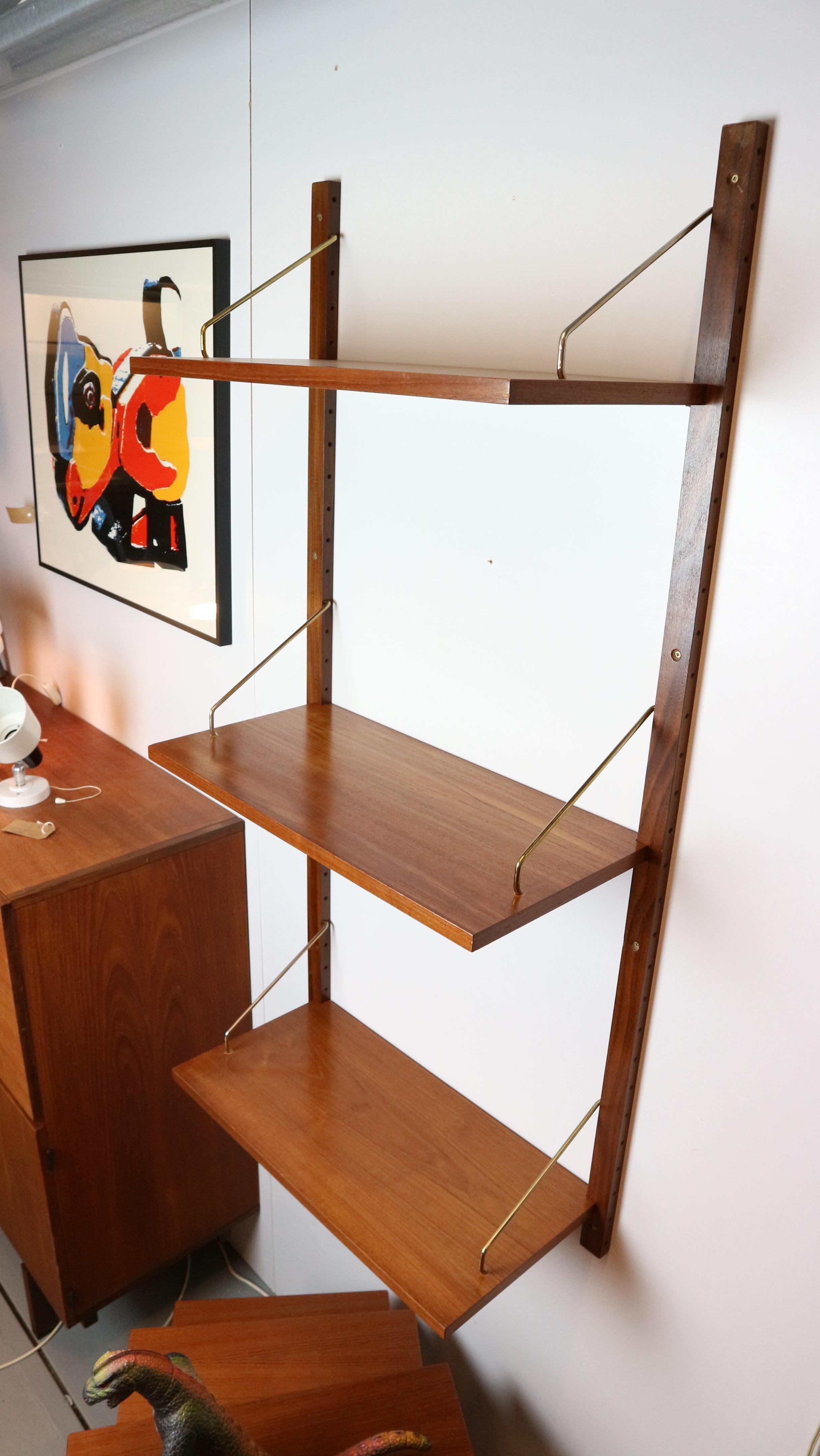 Poul Cadovius 'Royal System' teak shelfs and brass brackets, 1960s Denmark In Good Condition For Sale In The Hague, NL
