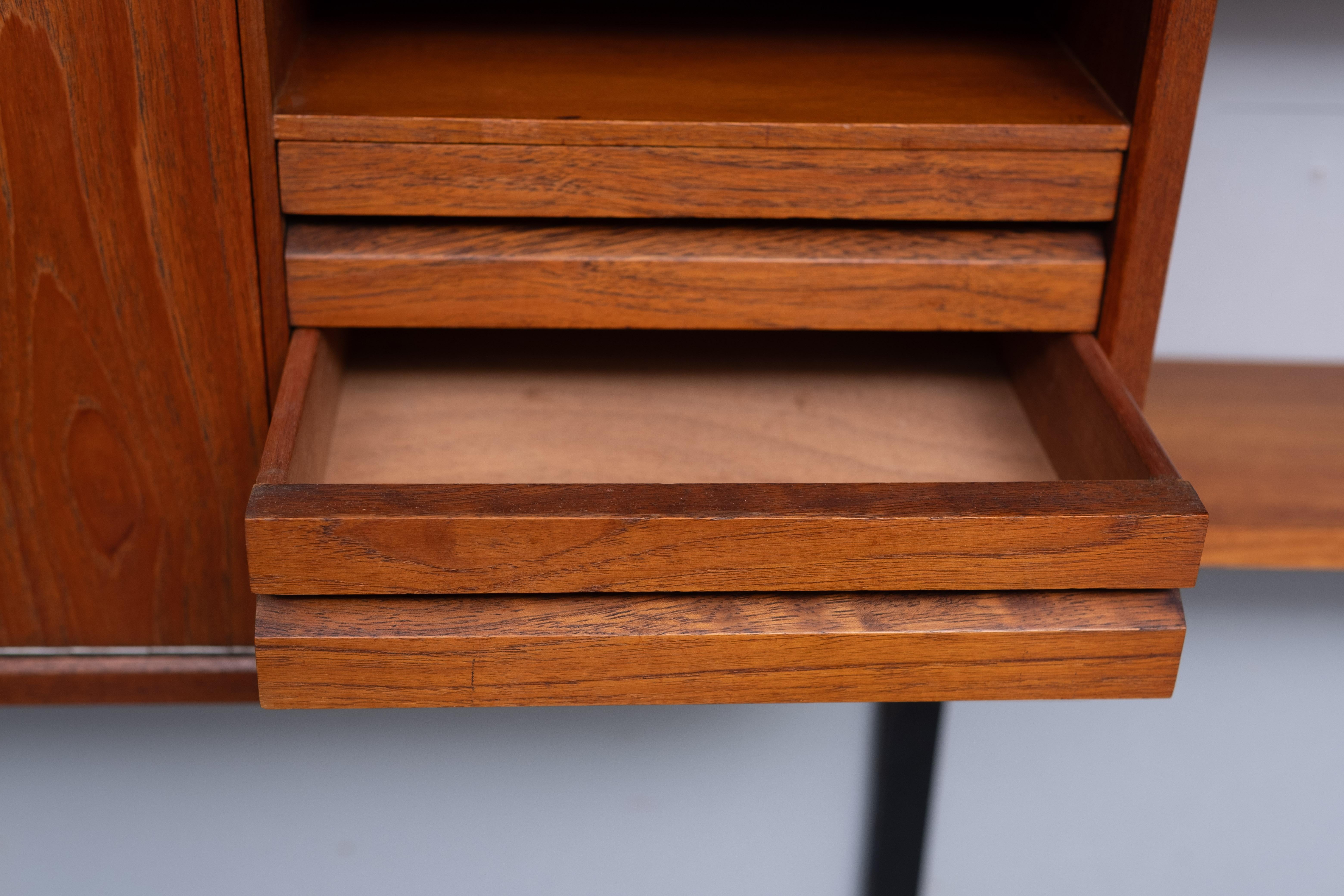 Poul Cadovius Royal wall system 2 Cabinets 6 shelves 1960s In Good Condition For Sale In Den Haag, NL