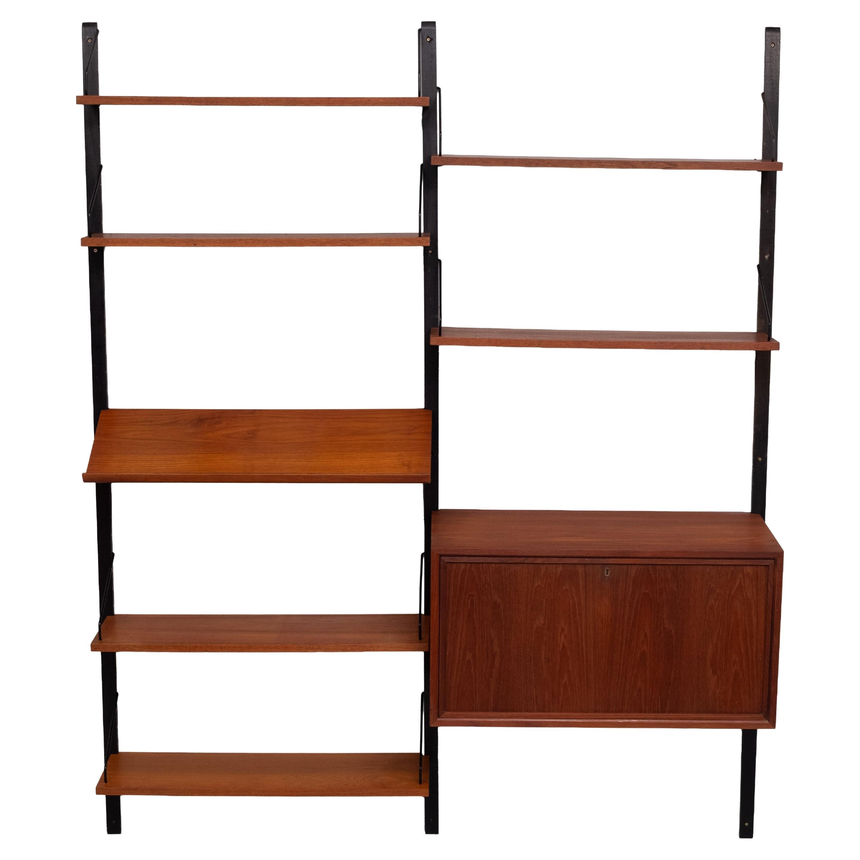 Sistema a parete Iconic Teak .Disegnato da Poul Cadovius per Royal system.
Danimarca. Si tratta di un sistema modulare, quindi tutti gli scaffali e gli armadietti,
Can può essere cambiata in ogni  posizione desiderata . 
3 montanti 6 ripiani e 1