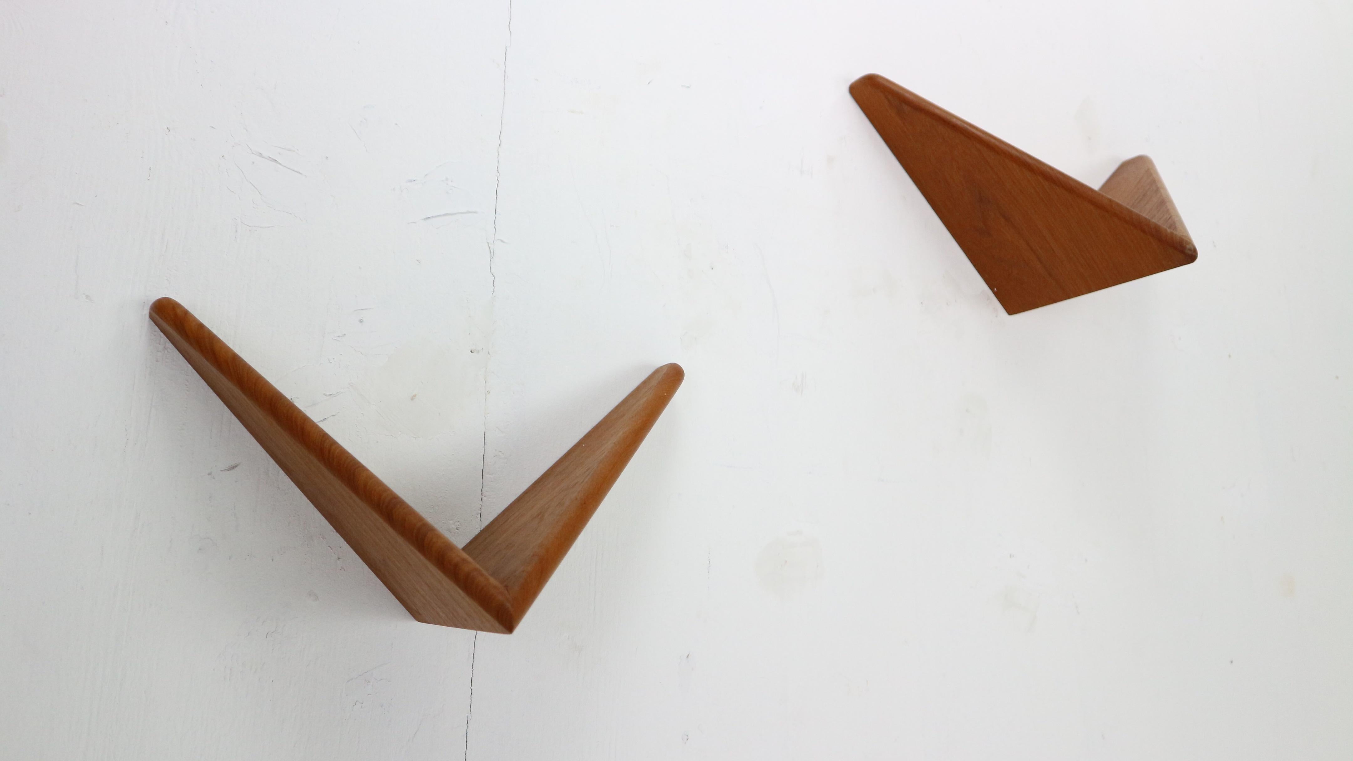 Set of two butterfly shelves designed by Poul Cadovius for Cadovius manufacture in 1950s Denmark.
Made of solid teak wood. These can be hung individually and are great to combine.
The butterflies are flying against the wand (hanged on two scrolls)