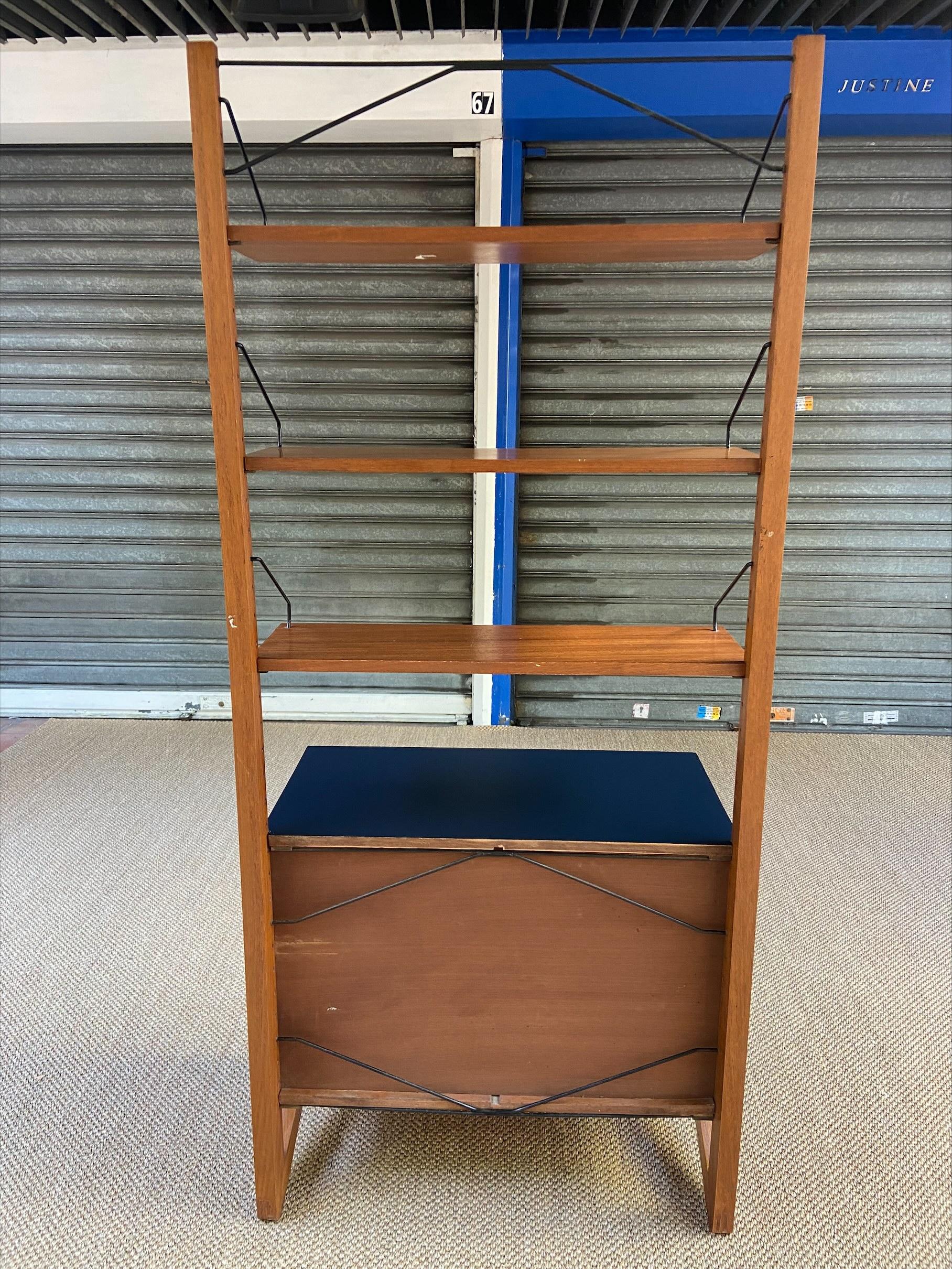 Shelf unit - Poul Cadovius - Circa 1968
Midnight blue teak and melamine

3 shelves

Measures: H 190 x L 84 x P 44.