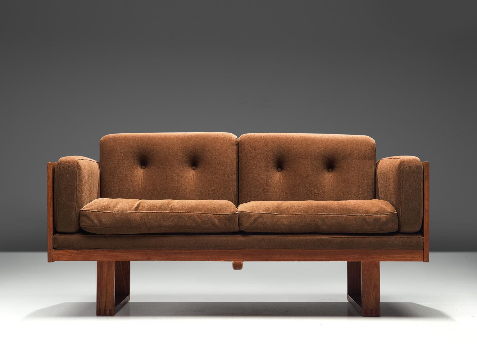 Poul Cadovious for France & Søn, sofa in teak and fabric, Denmark, 1960s. 

Settee by Danish designer Poul Cadovious. The frame consists of teak. Two sled-legs provide an open look to the more closed sofa. All sides are covered with woven cloth