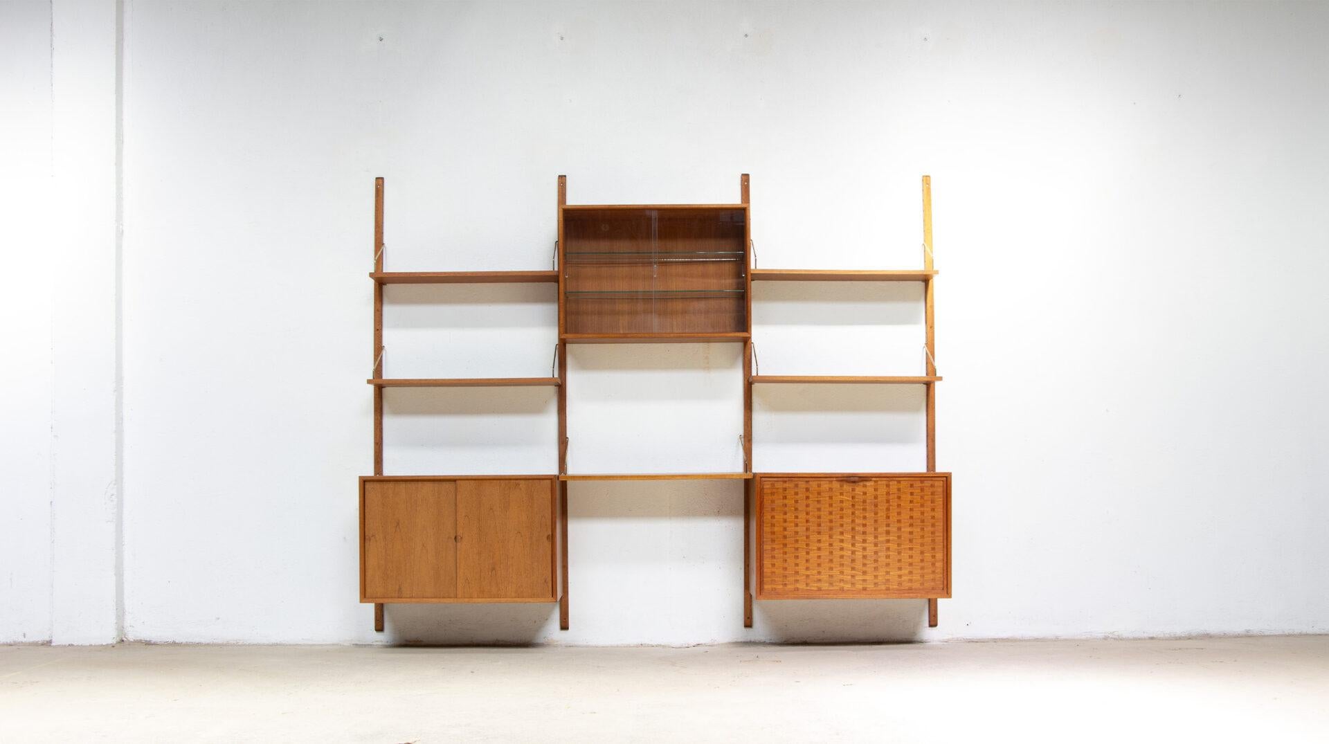 Poul Cadovius Royal System bookcase
Modular bookcase from the 1960s in teak by Poul Cadovius Royal System. A classic Danish wall unit.
The shelves and cabinets can then be inserted at the desired height using the “Royal System” tool-free fixing