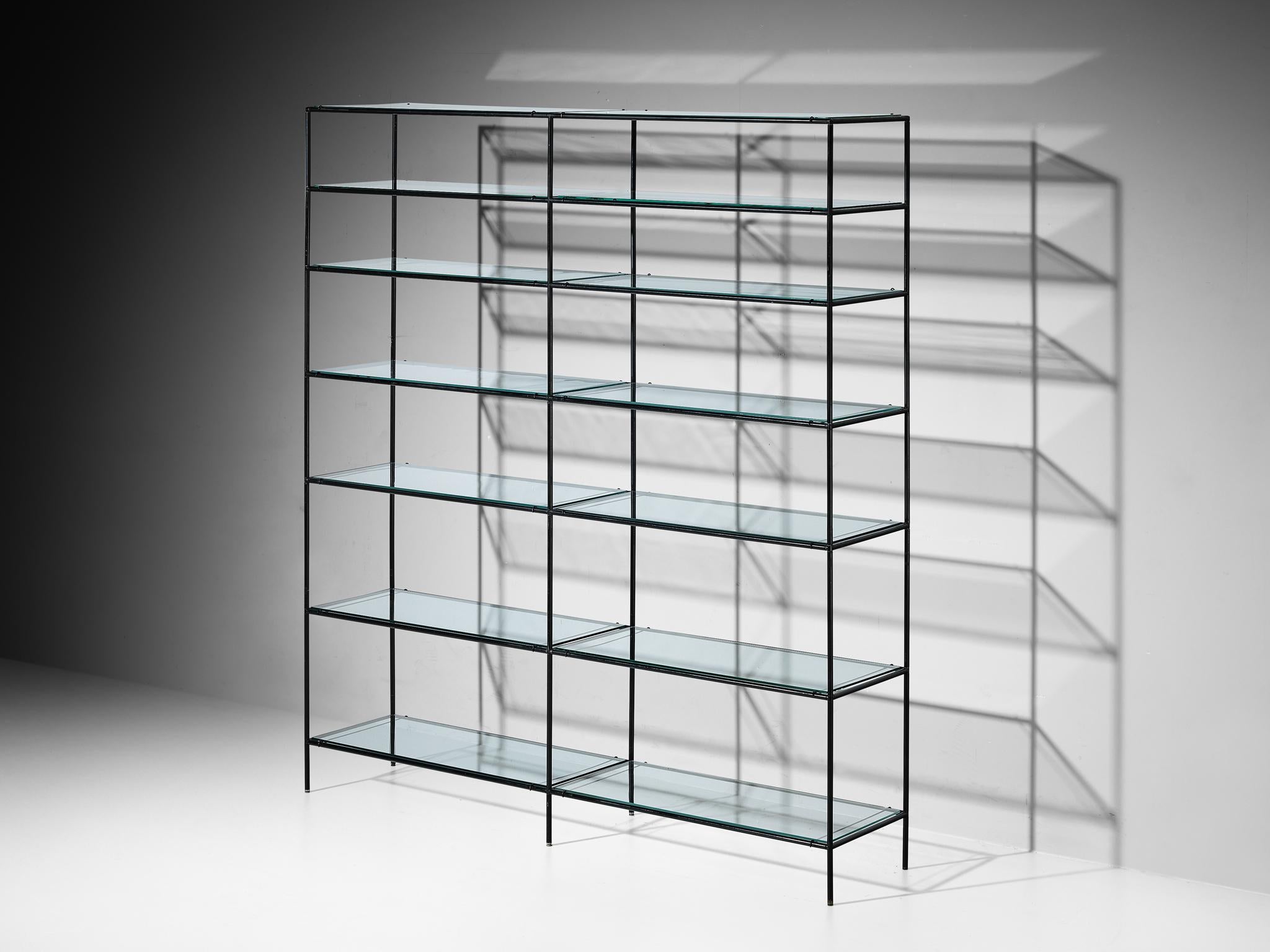 Sistema di scaffali Poul Cadovius, metallo laccato, vetro, Danimarca, anni '60

Una straordinaria scaffalatura modulare proveniente dalla Danimarca, risalente agli anni '60 e progettata da Poul Cadovius per Royal System. Questo elegante pezzo