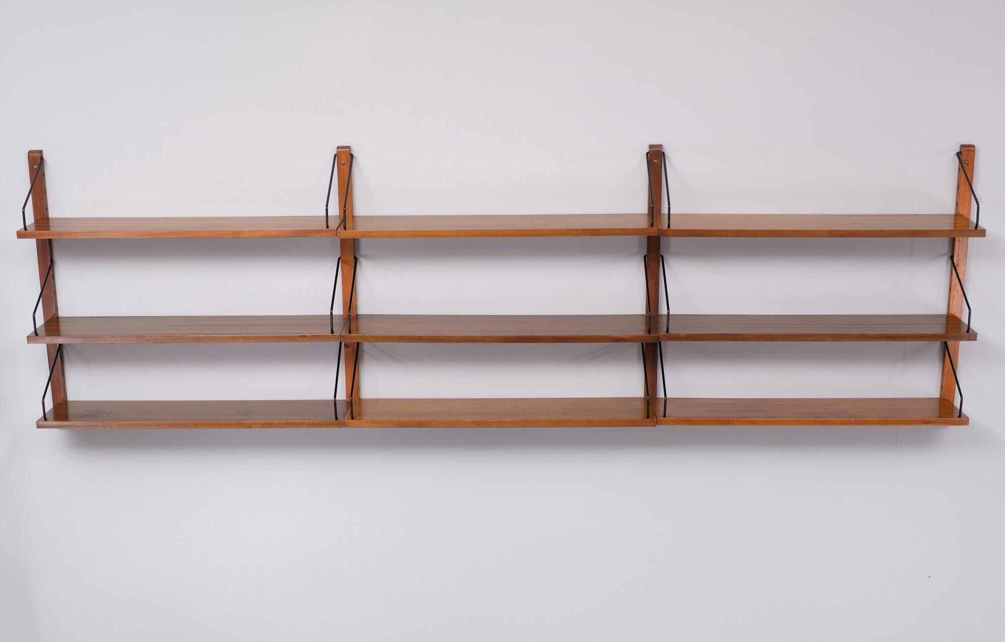 Very nice iconic Wall system ,by Poul Cadovius for Royal system . 
1960s . In a Wide line up . Good condition . 

Please don't hesitate to reach out for alternative shipping quotes