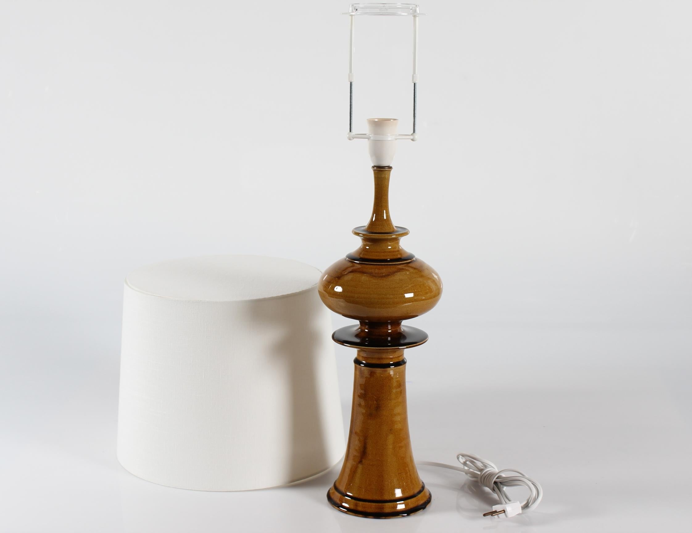 Poul Erik Eliasen for Kähler Sculptural Table Lamp Stoneware with Amber Glaze  In Good Condition In Aarhus C, DK