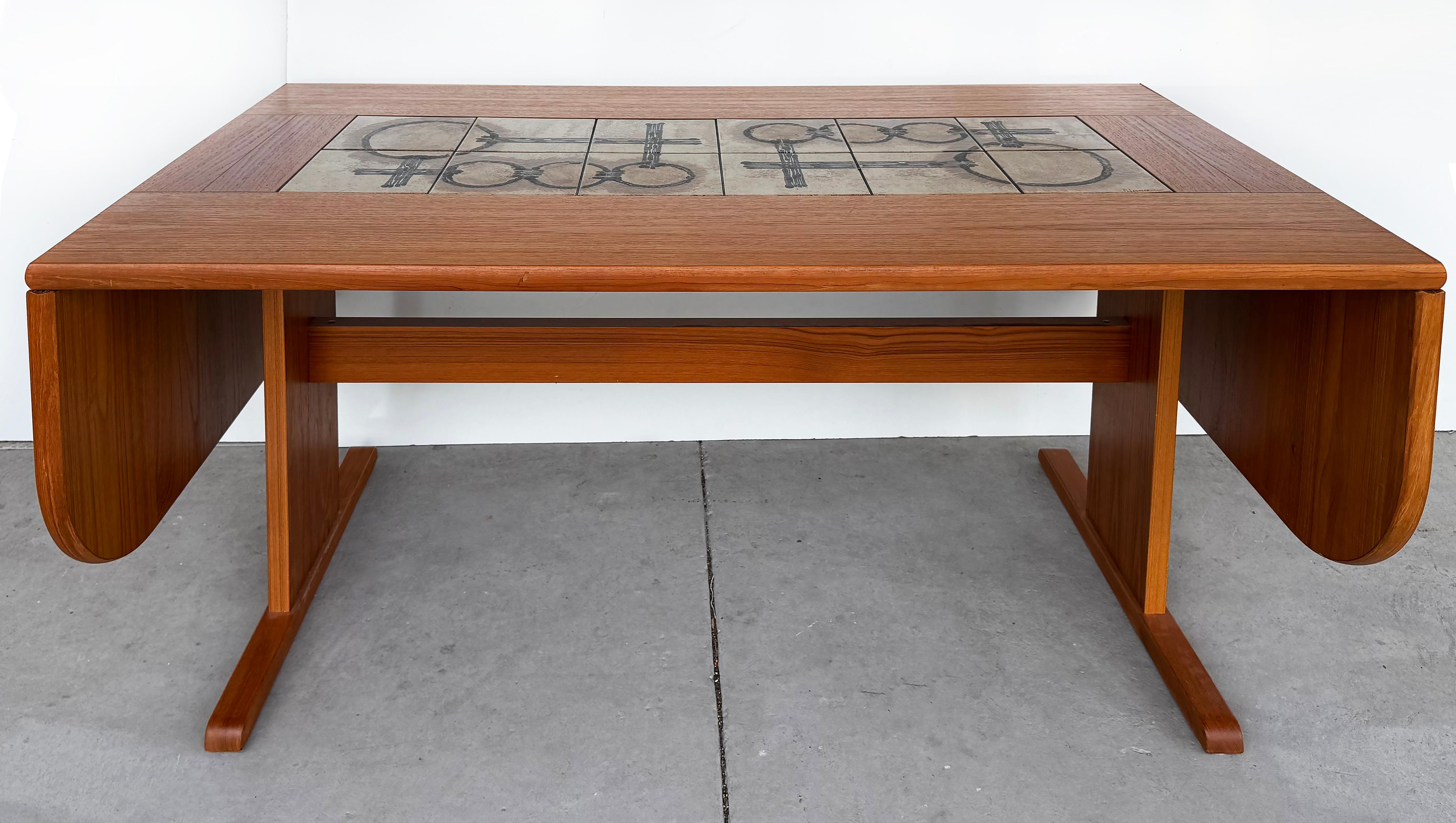 Poul H. Poulsen Gangsø Møbler Mesa de comedor danesa con tablero de teka,Firmada

Se ofrece a la venta una mesa de comedor danesa moderna vintage de Gangsø Møbler de hacia la década de 1960.  La mesa es una hoja abatible de teca decorada con grandes