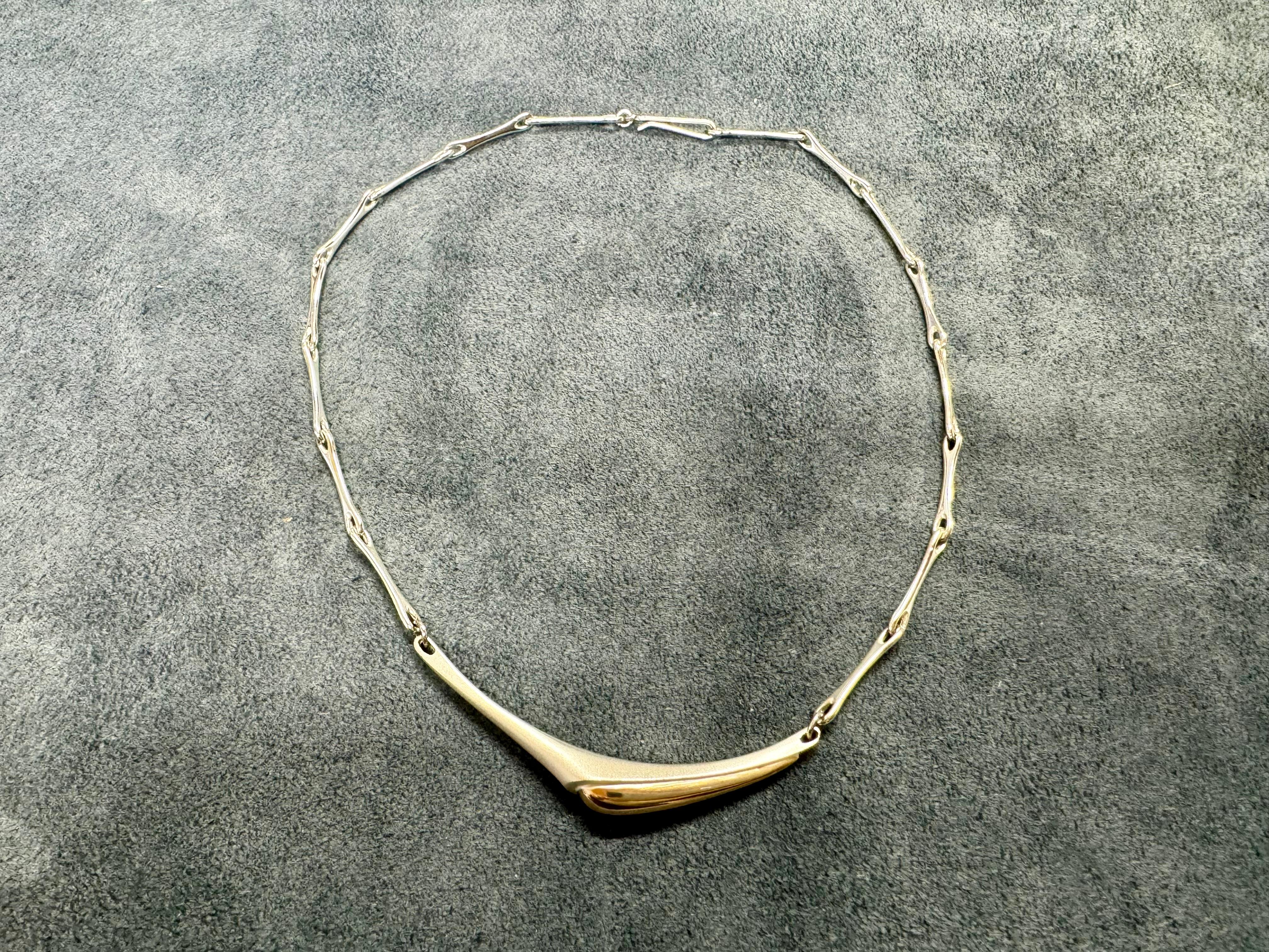 Poul Havgaard Lapponia of Finland Collana in argento e oro. 

Il vecchio magazzino dell'oreficeria.
Gioielli inutilizzati.
Età 30 anni.
Realizzato nel 1994 a Helsinki, in Finlandia.
Include una borsa per gioielli Lapponia.

Nel 1971, Poul Havgaard