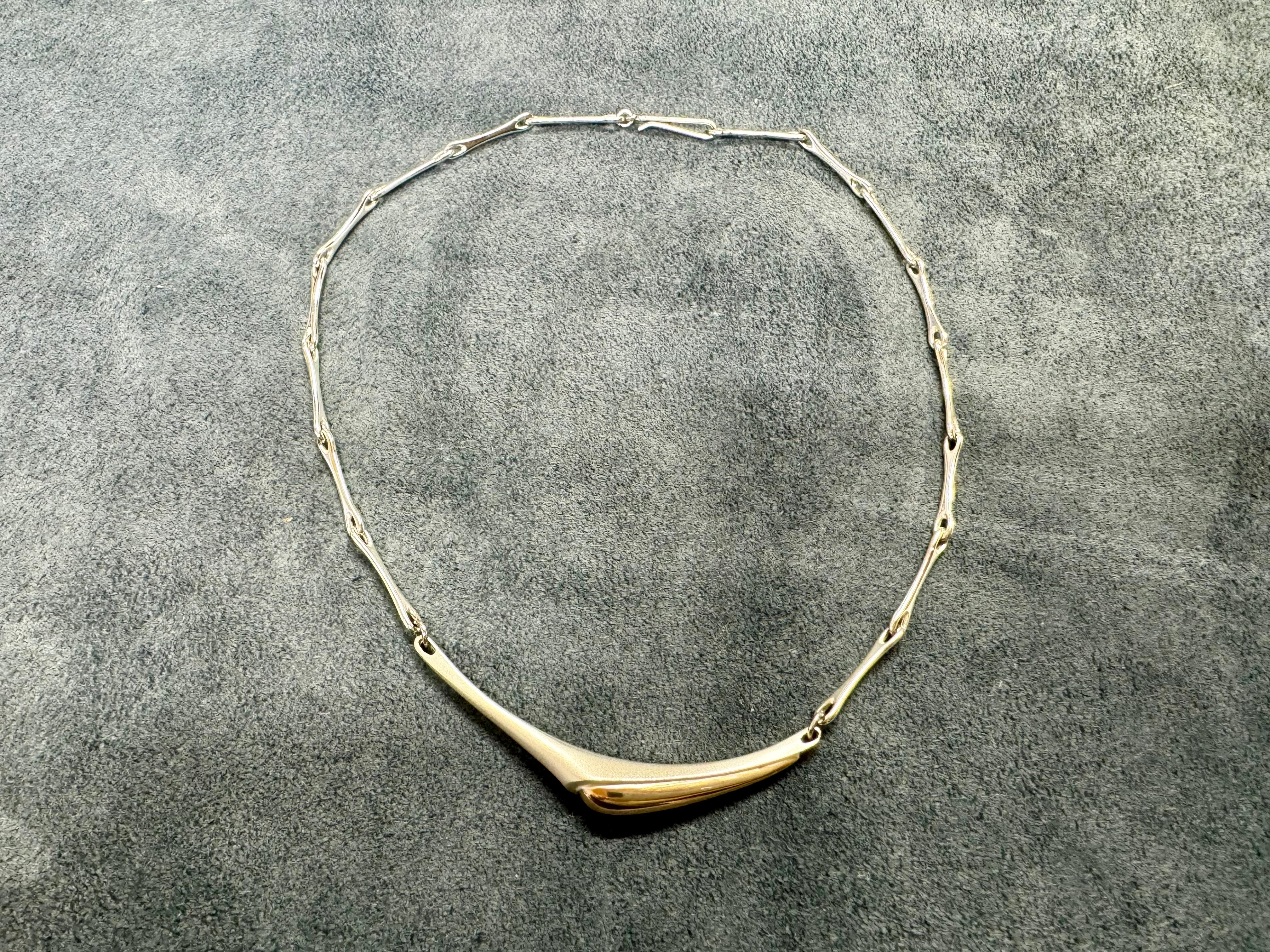 Poul Havgaard Lapponia Finnland Konsignationshalskette aus Sterling und Gold. 

Das alte Lager der Goldschmiede.
Unbenutzter Schmuck.
Alter 30 Jahre.
Hergestellt 1994 in Helsinki, Finnland.
Inklusive Lapponia Schmucktasche.

1971 wurde Poul Havgaard