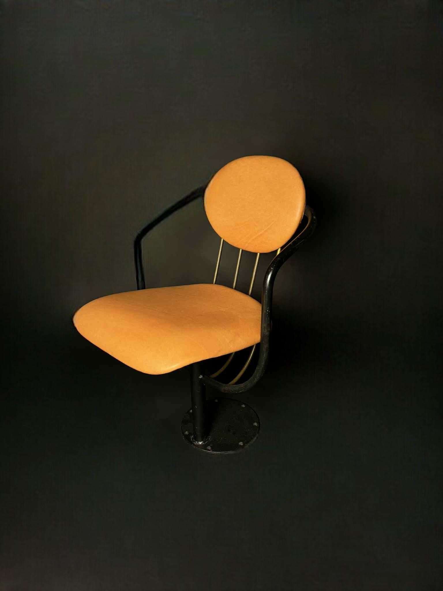 POUL HENNINGSEN (Danemark, 1894 - 1967).
Chaise conçue pour le théâtre Betty Nansens à Frederiksberg, Copenhague.
Acier tubulaire et cuir orange.
Président numéro 7.
Dimensions : 80 x 50 cm.

Les chaises que Poul Henningsen a conçues pour le théâtre