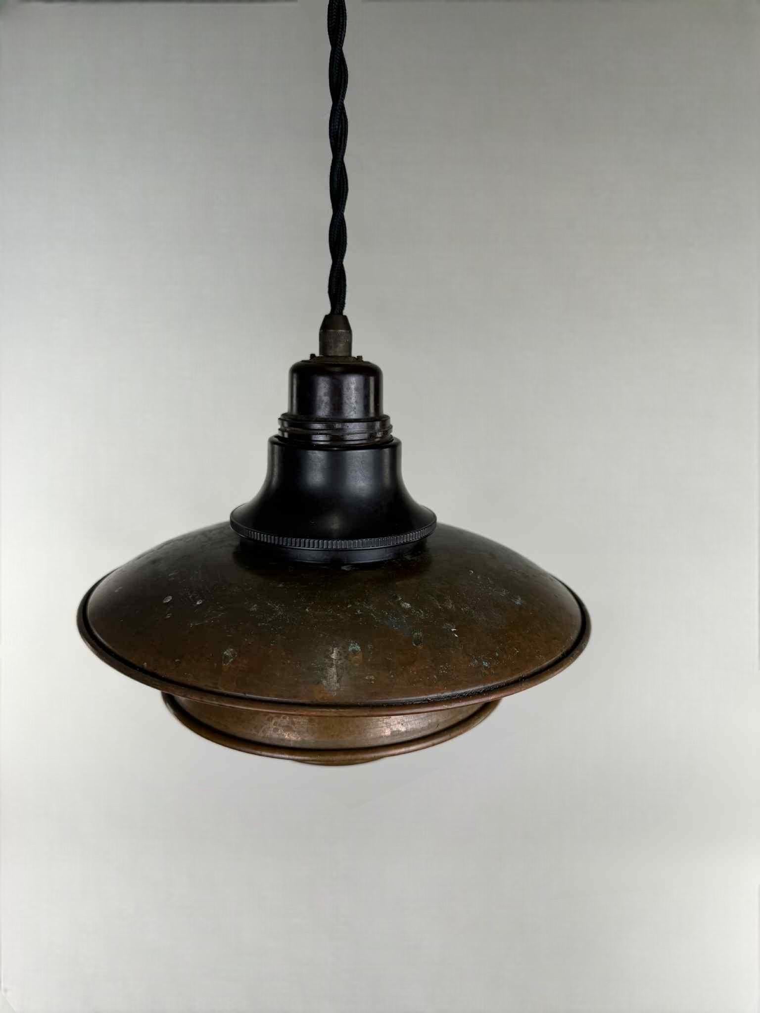 Lampada da tavolo Poul Henningsen PH-2/2 - Louis Poulsen
Rara lampada Poul Henningsen PH-2/2, con il timbro 