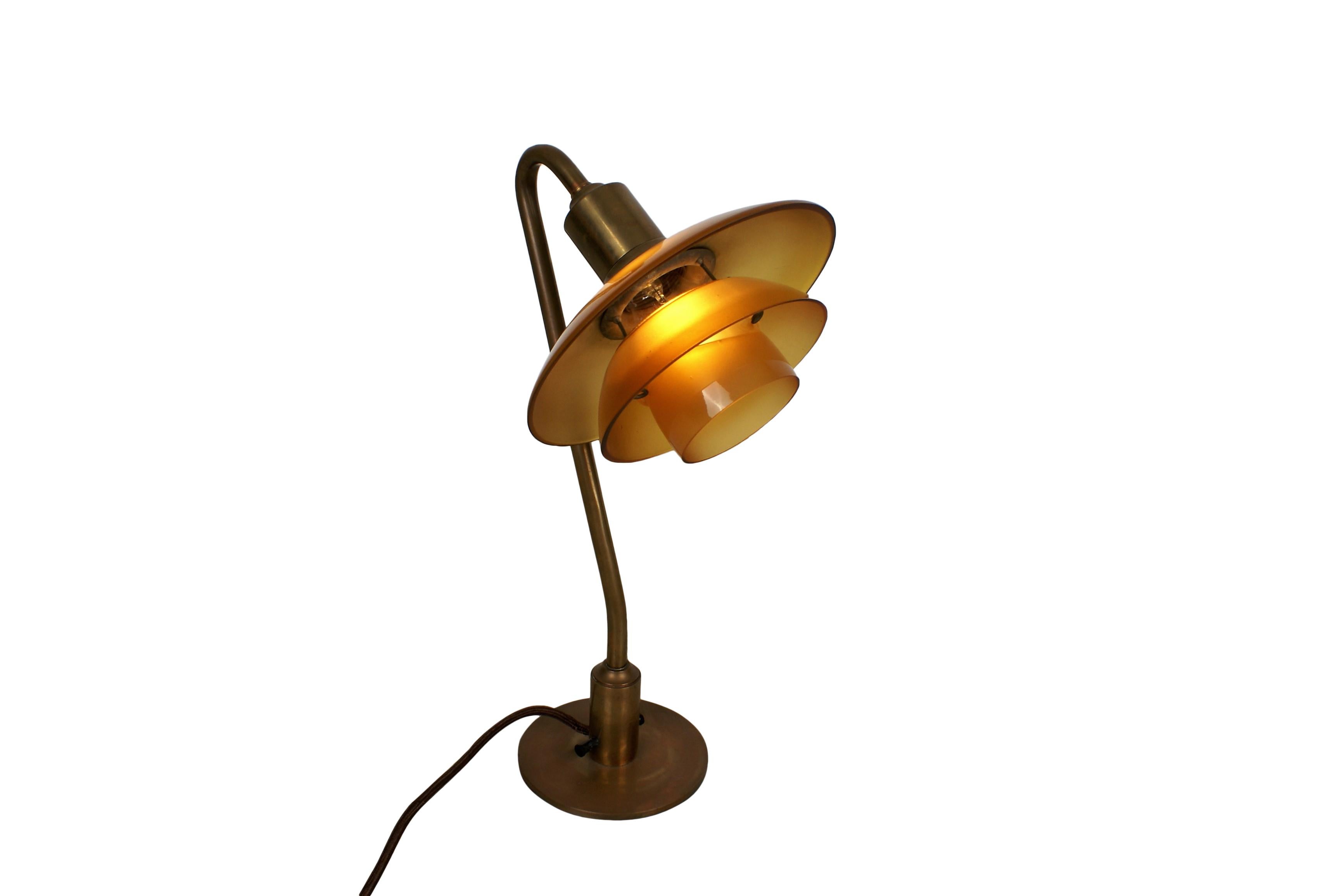 Poul Henningsen 2/2 Snowdrop Desk Lamp in Brass with Amber Colored Glass, 1930s In Excellent Condition In Copenhagen, DK