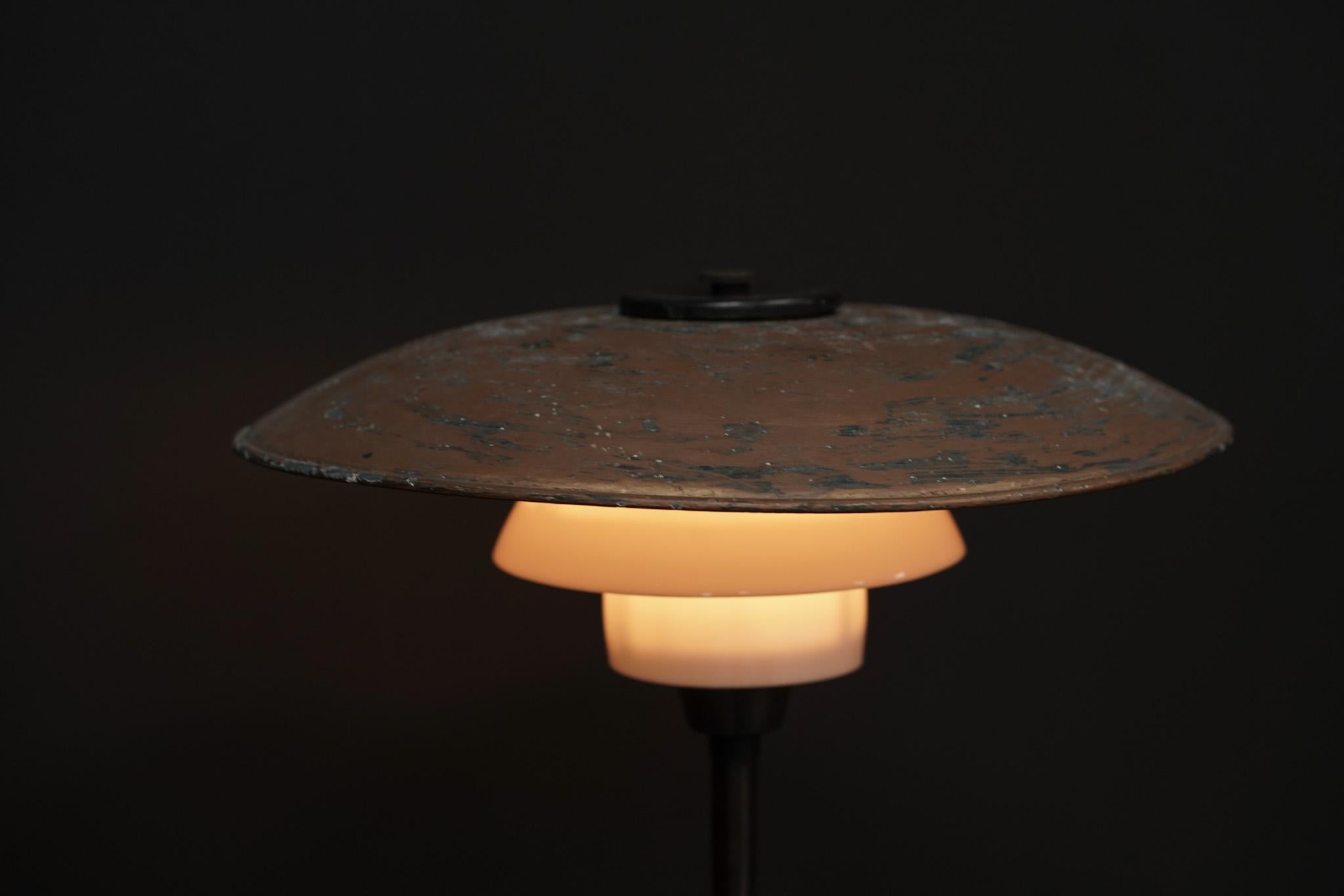 Poul Henningsen 3/2 Glass and Copper Table Lamp In Good Condition For Sale In Los Angeles, CA