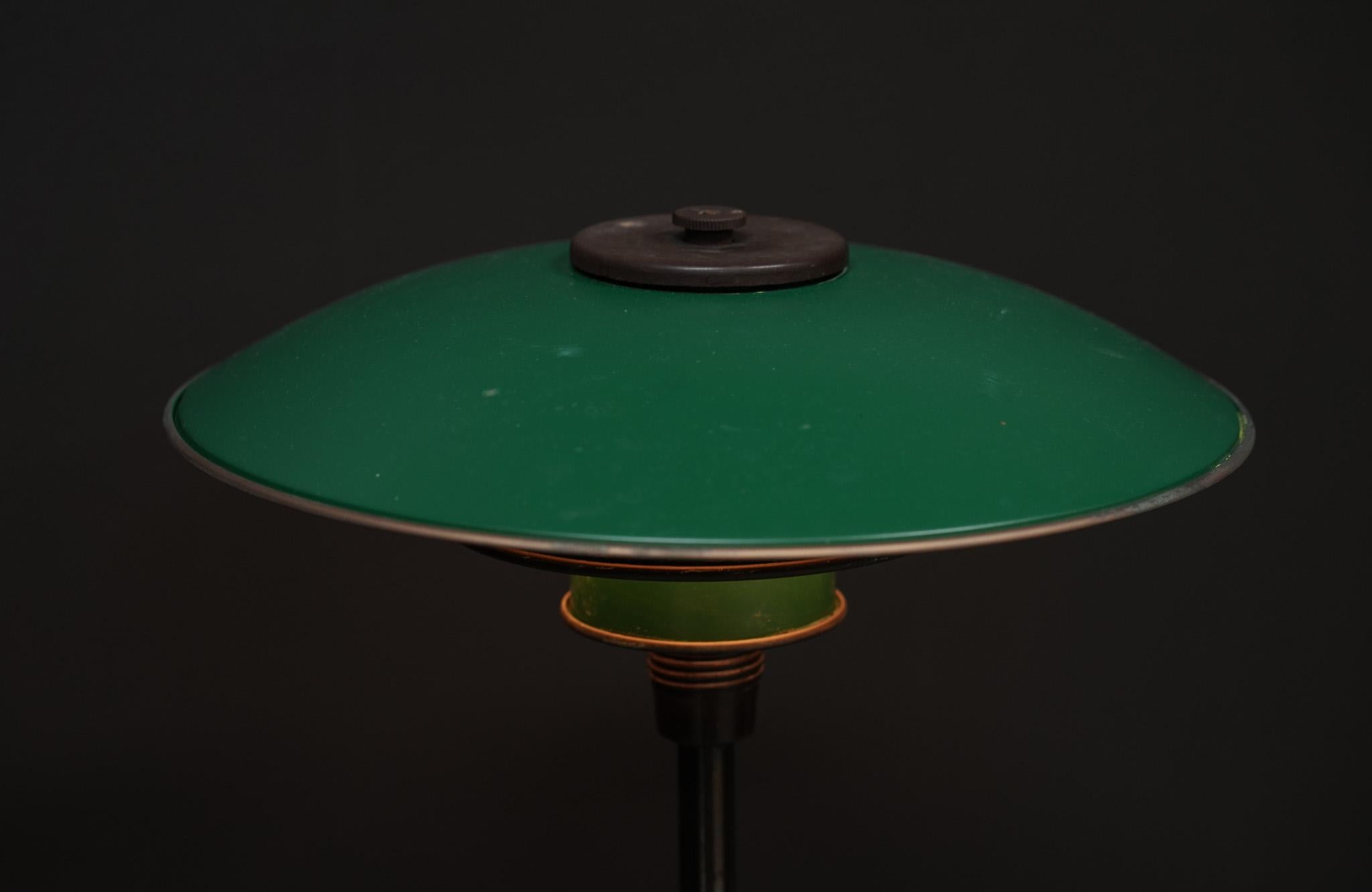Poul Henningsen 3/2 Table Lamp, Green In Good Condition For Sale In Los Angeles, CA