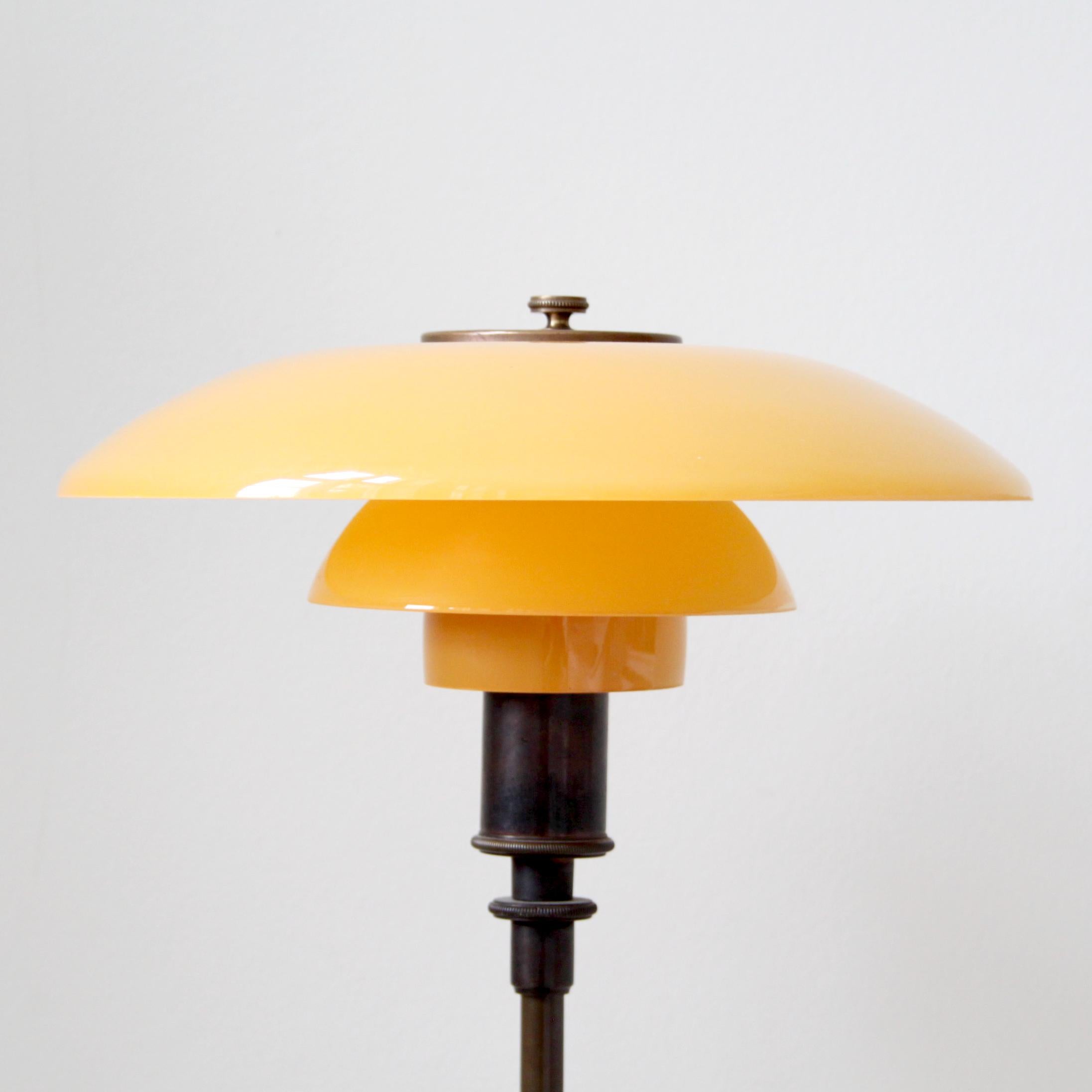 Lámpara de mesa Poul Henningsen 3/2, PATENDED, pantallas de cobre y ámbar Moderno de mediados de siglo en venta