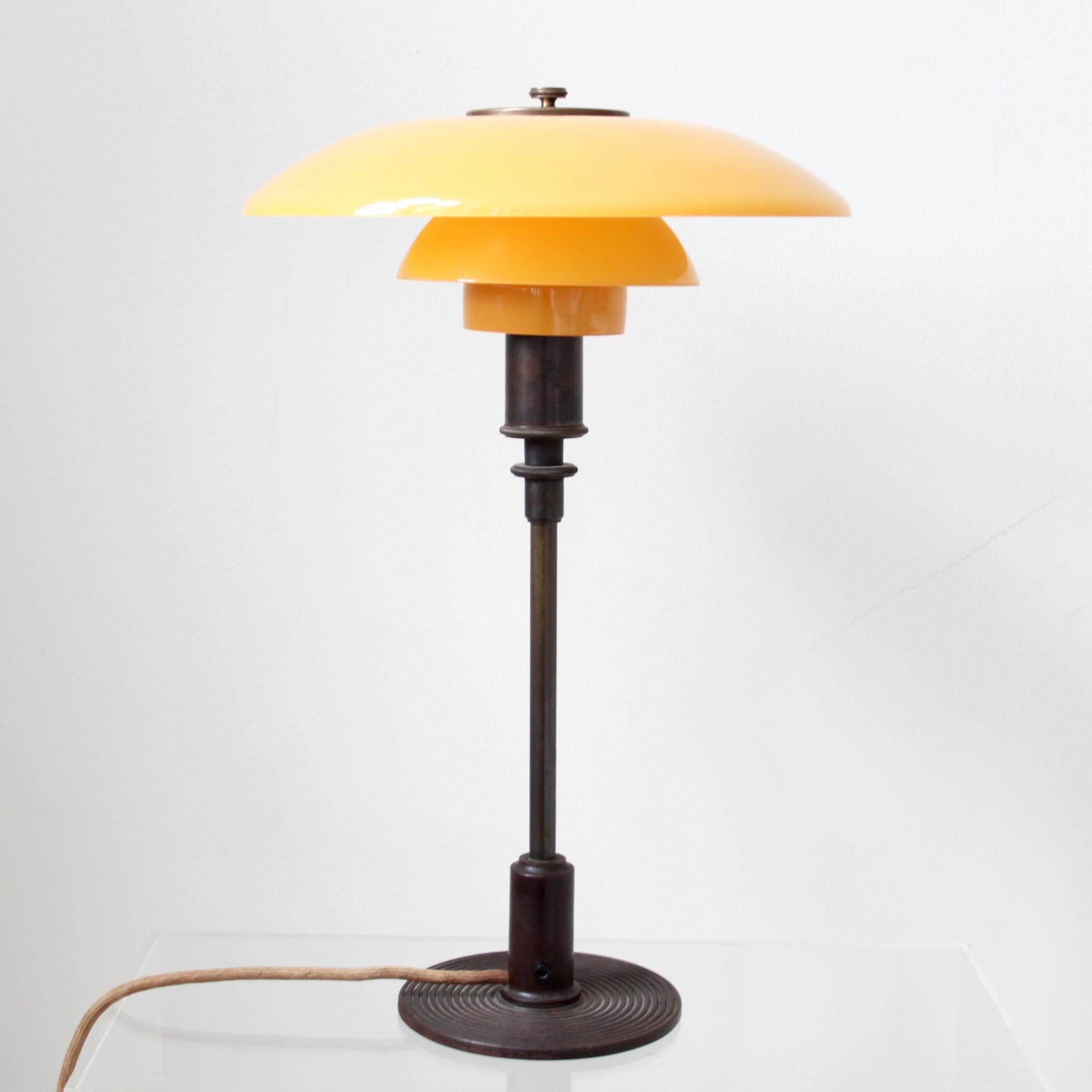 Lámpara de mesa Poul Henningsen 3/2, PATENDED, pantallas de cobre y ámbar Danés en venta