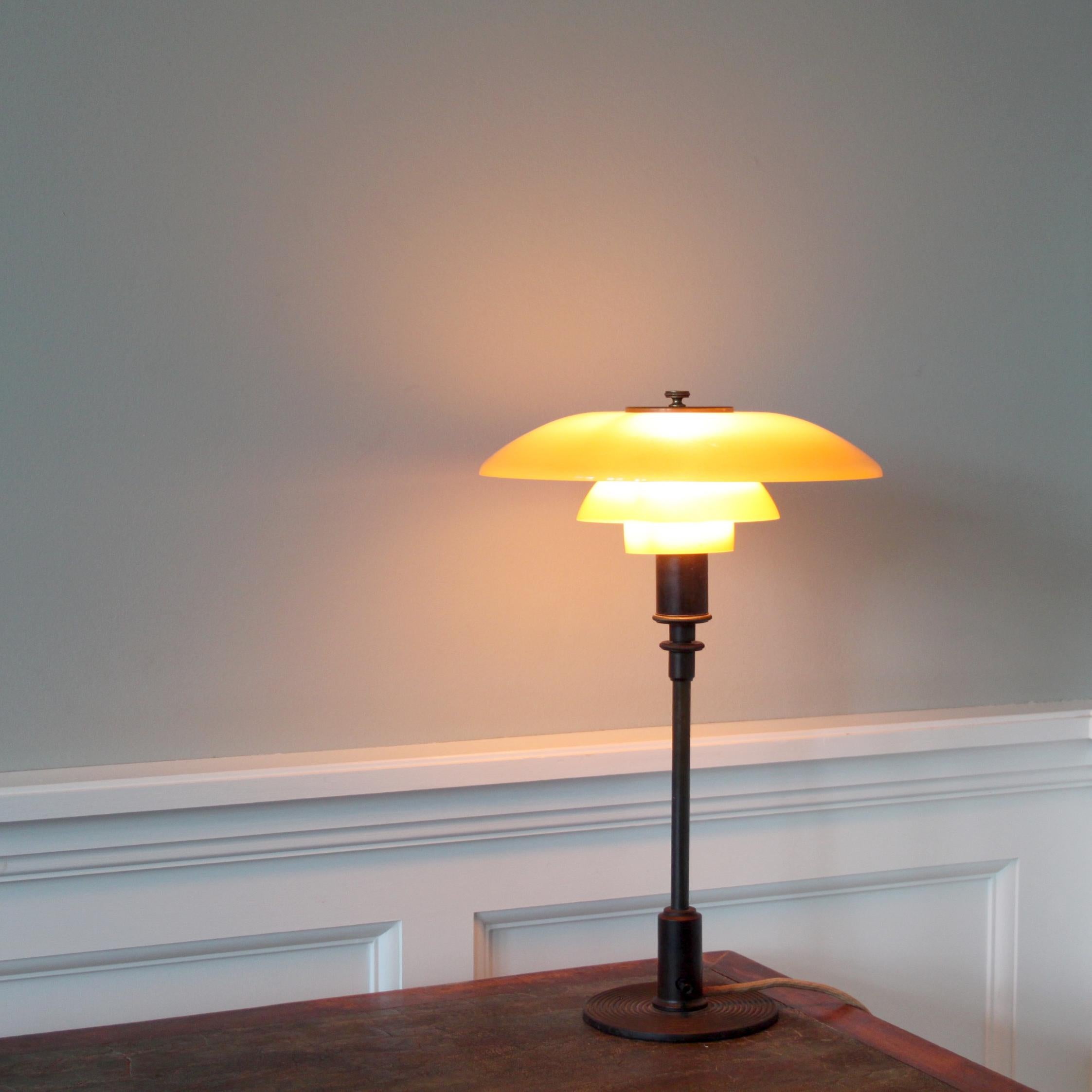 Lámpara de mesa Poul Henningsen 3/2, PATENDED, pantallas de cobre y ámbar Cobre en venta