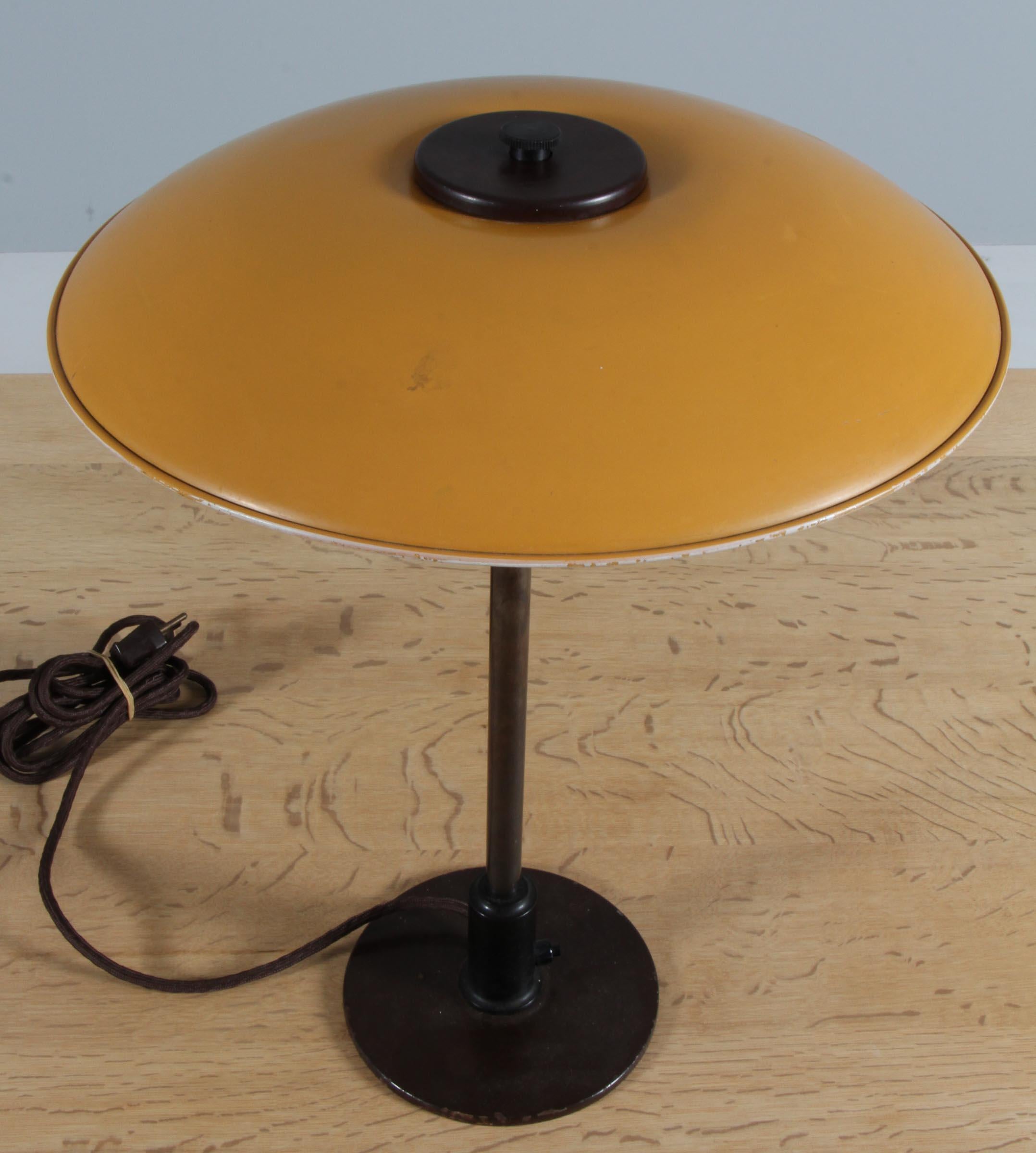 Poul Henningsen PH 3½/2 with original kobber lacquered shade and two layer glass shades.

Made in bakelit, browned brass and duka lacquered steel.

Made in the 1950's.