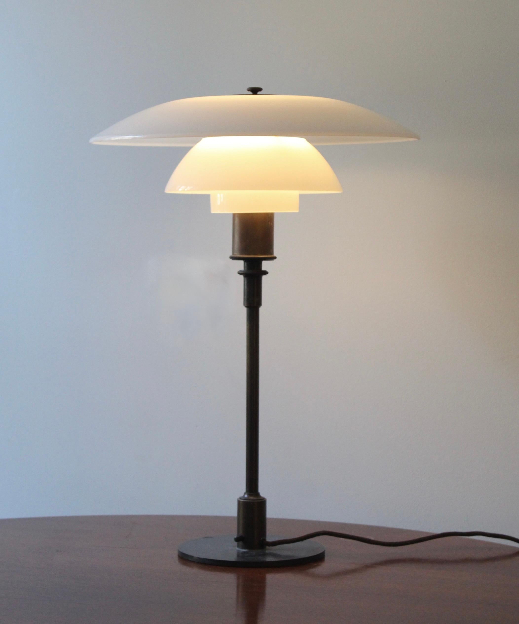 Un exemple de production précoce de la lampe de table 4/3 emblématique de Poul Henningsen, produite par Louis Poulsen, Danemark, c. 1927.