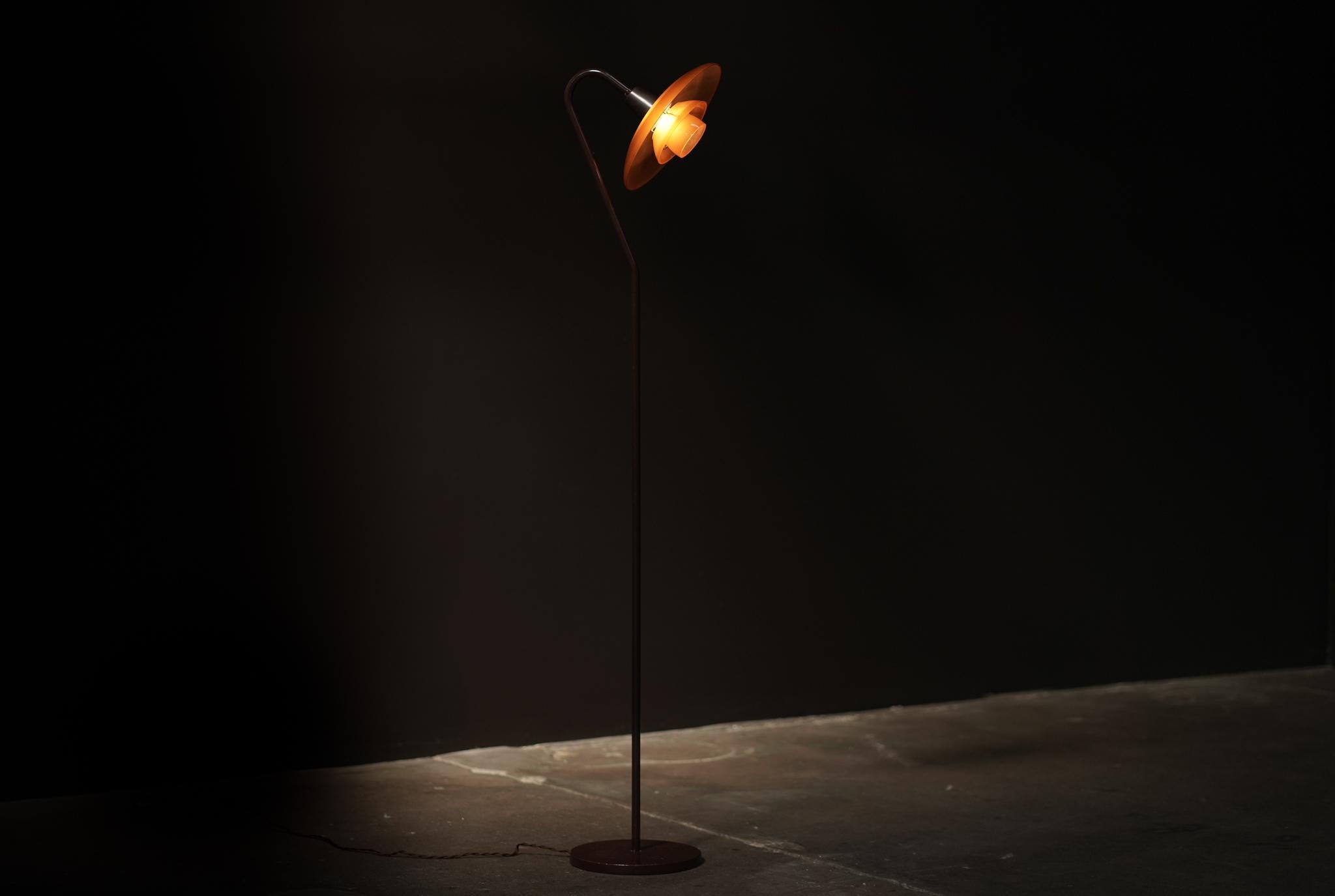 Esta lámpara de pie Poul Henningsen tiene un cálido cristal ámbar que proyecta un suave resplandor. Su icónico diseño escalonado equilibra elegancia y funcionalidad, aportando un toque de sofisticación moderna danesa a cualquier espacio.