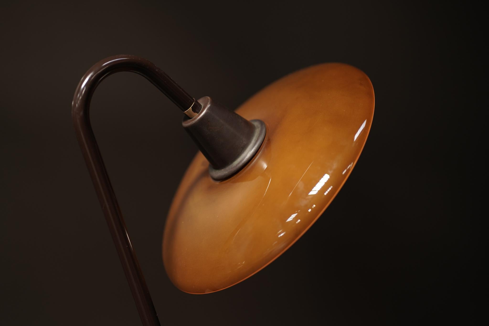 Lámpara de pie de cristal ámbar Poul Henningsen en Bueno estado para la venta en Los Angeles, CA