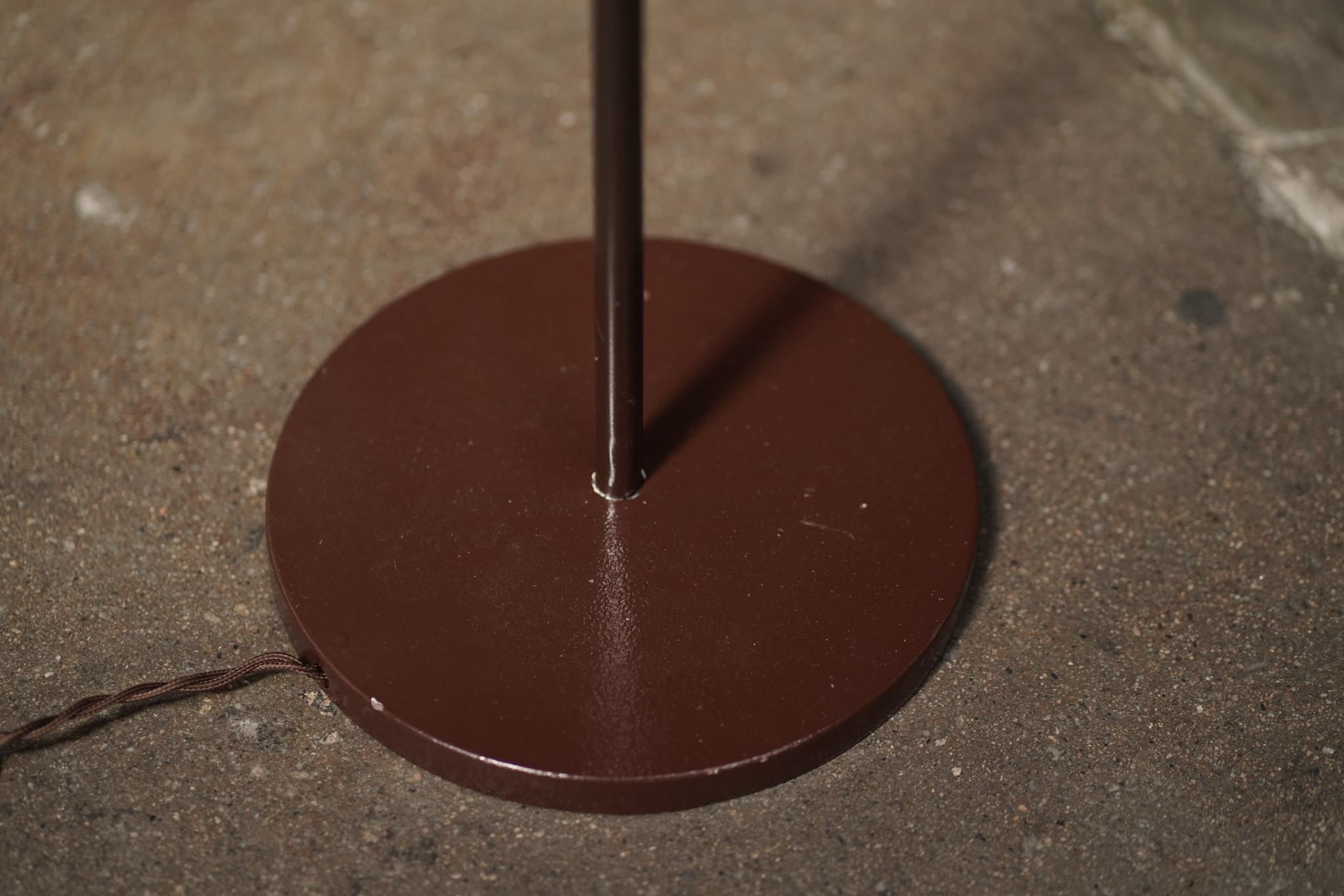 Lámpara de pie de cristal ámbar Poul Henningsen mediados del siglo XX en venta