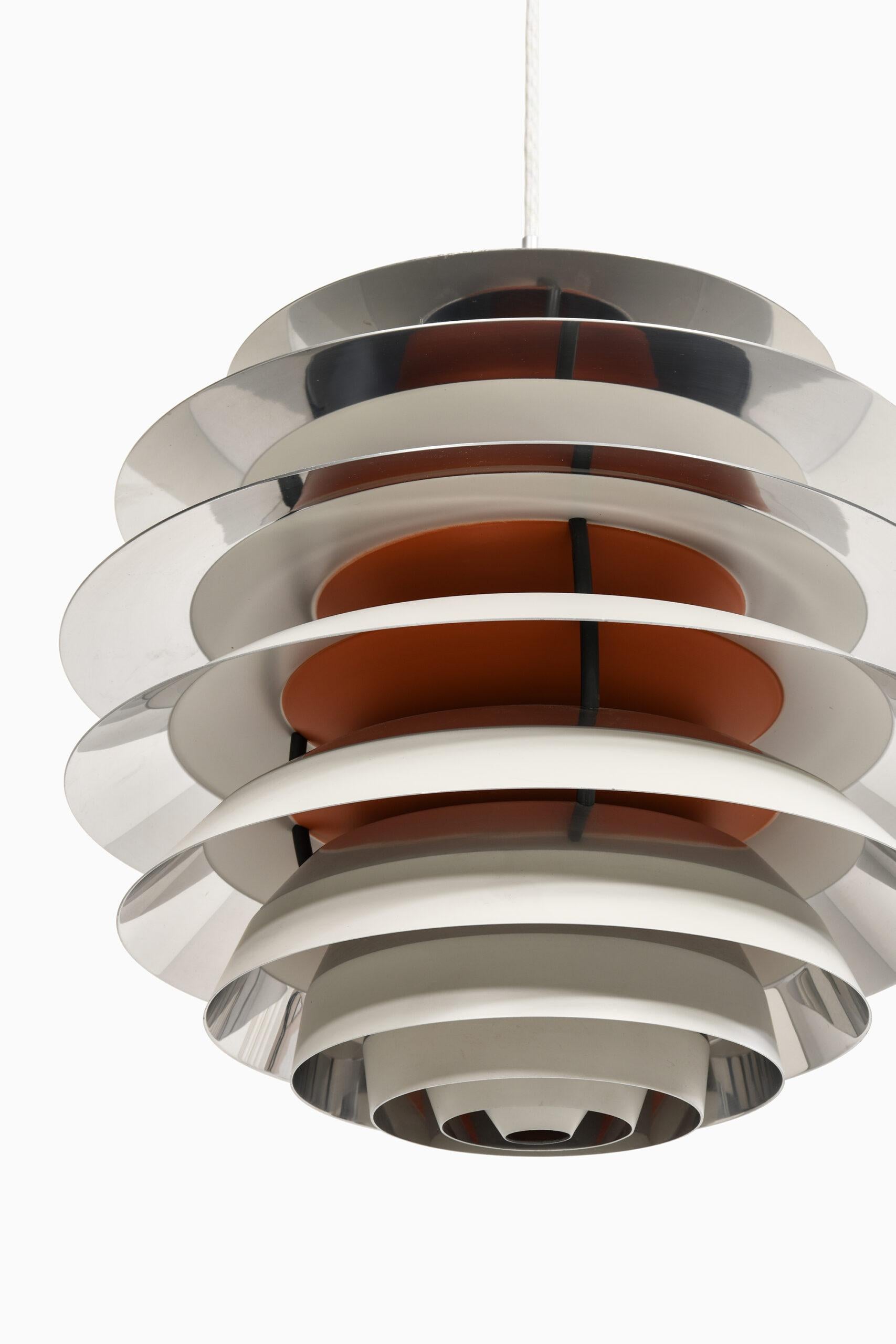 Lampade da soffitto modello PH Kontrast disegnate da Poul Henningsen. Prodotta da Louis Poulsen in Danimarca. 2 pezzi disponibili, il prezzo è per lampada.