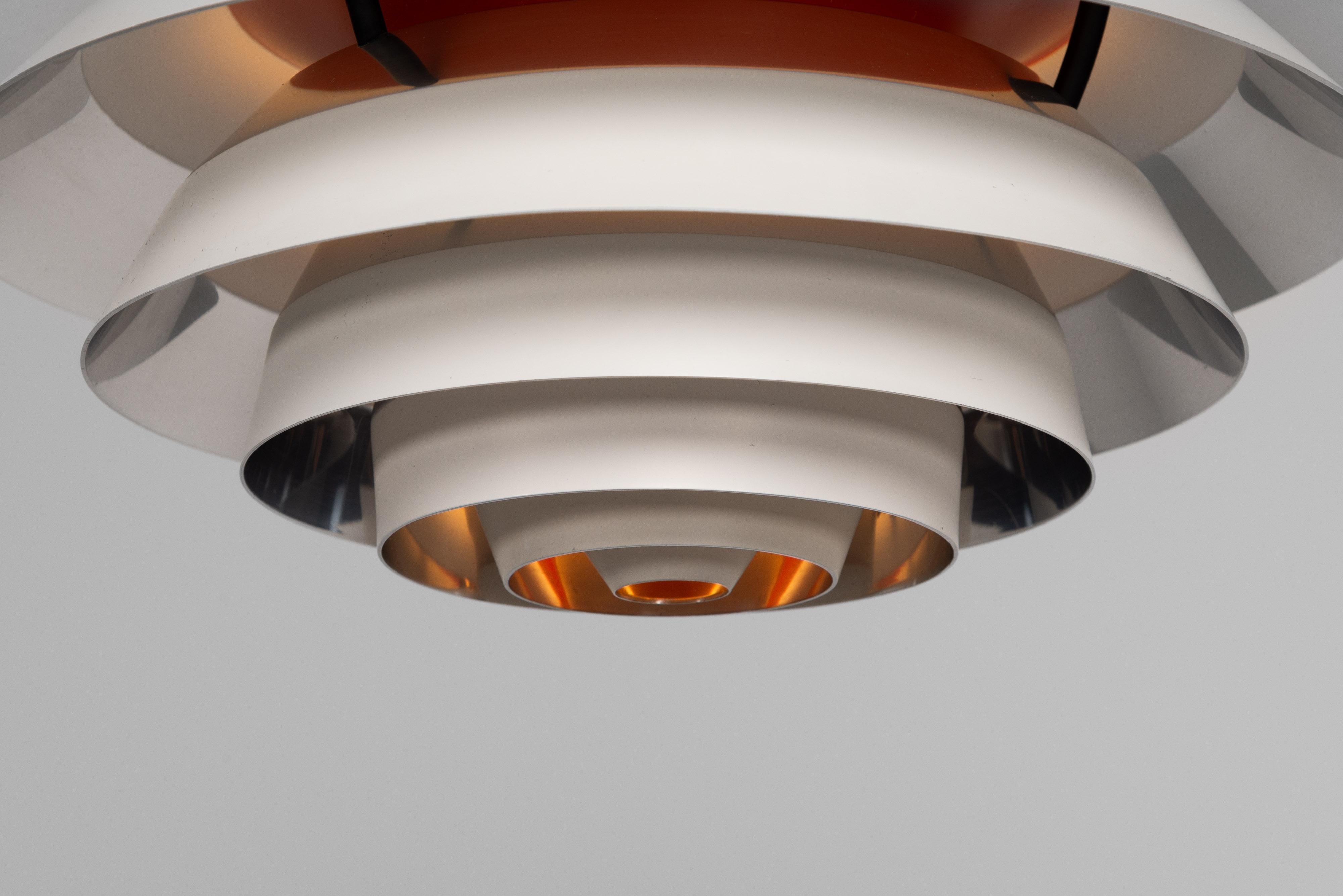 Poul Henningsen contrast chandelier Louis Poulsen Denmark 1962 In Good Condition For Sale In Roosendaal, Noord Brabant
