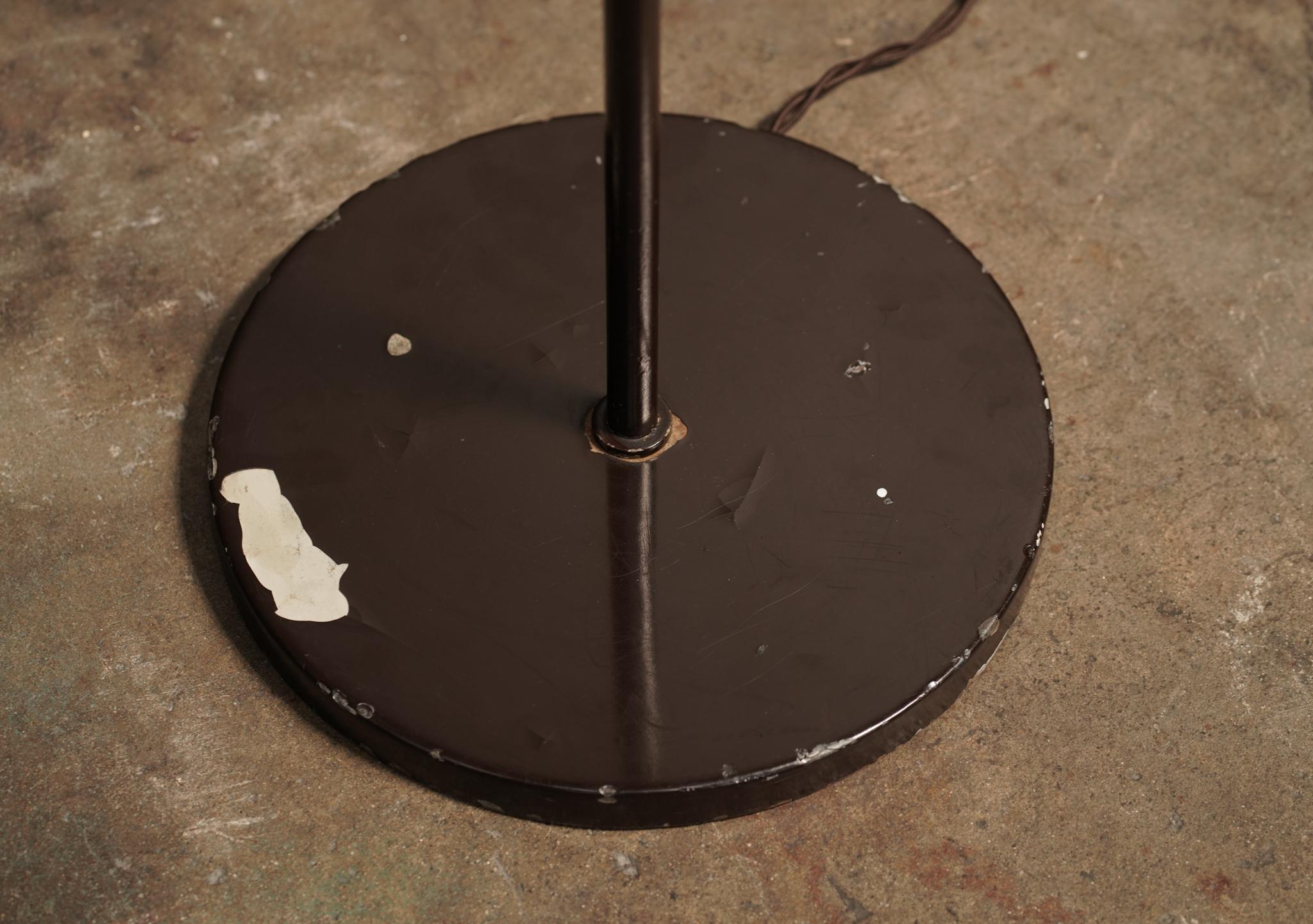 Lampada da terra in rame di Poul Henningsen, modello 4/3 In condizioni buone in vendita a Los Angeles, CA