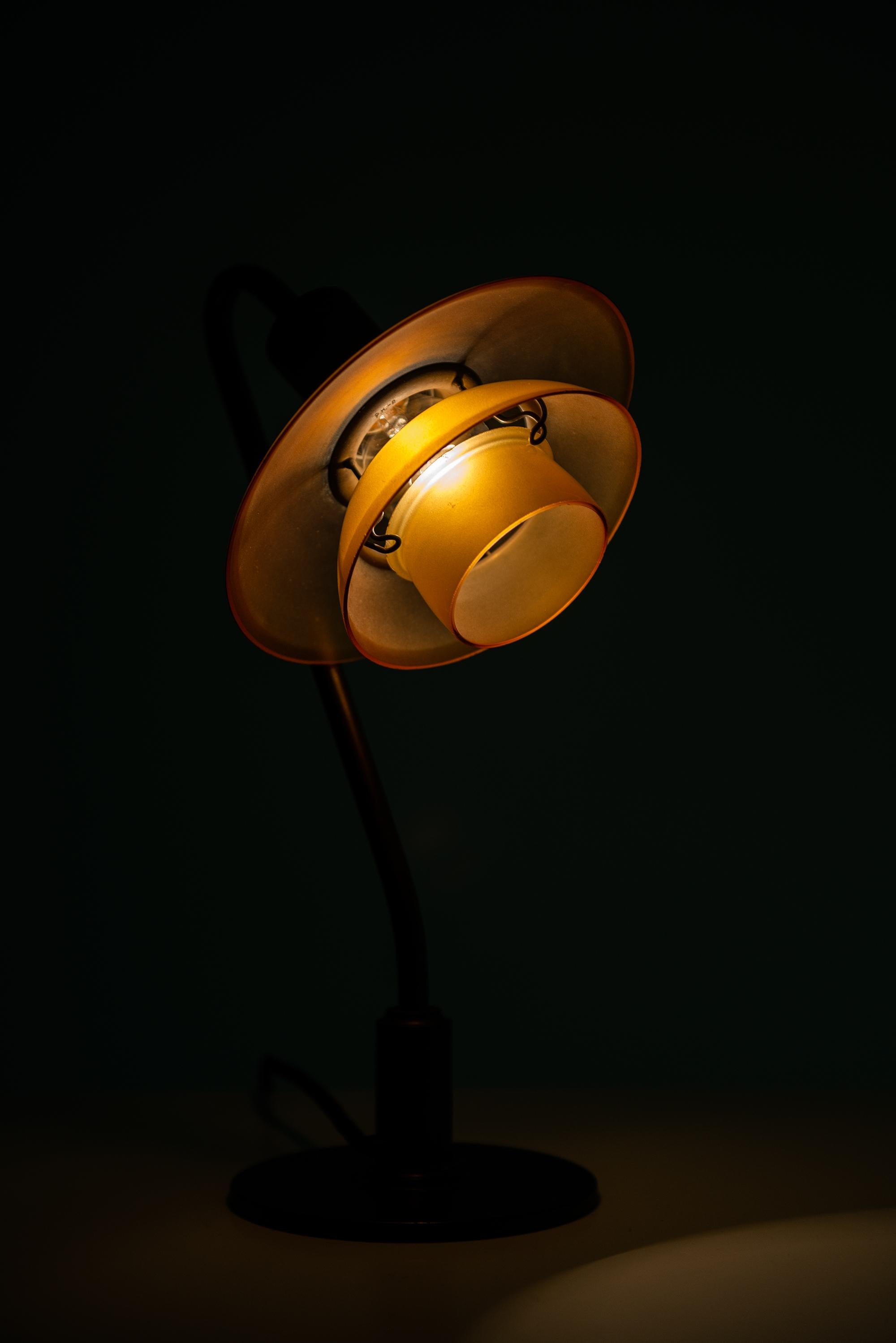Lampe de table ancienne Poul Henningsen modèle PH-2/2 'Vintergækken' par Louis Poulsen en vente 4