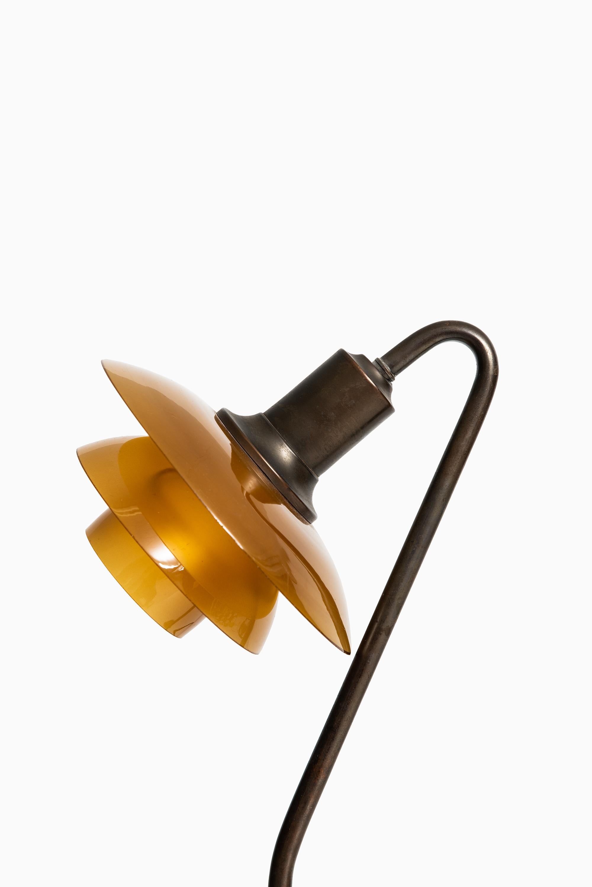 Rare and early table lamp model PH-2/2 ‘Vintergækken’ designed by Poul Henningsen. Produced by Louis Poulsen in Denmark. Stamped D.R.P (Deutsche Reichs Patent).