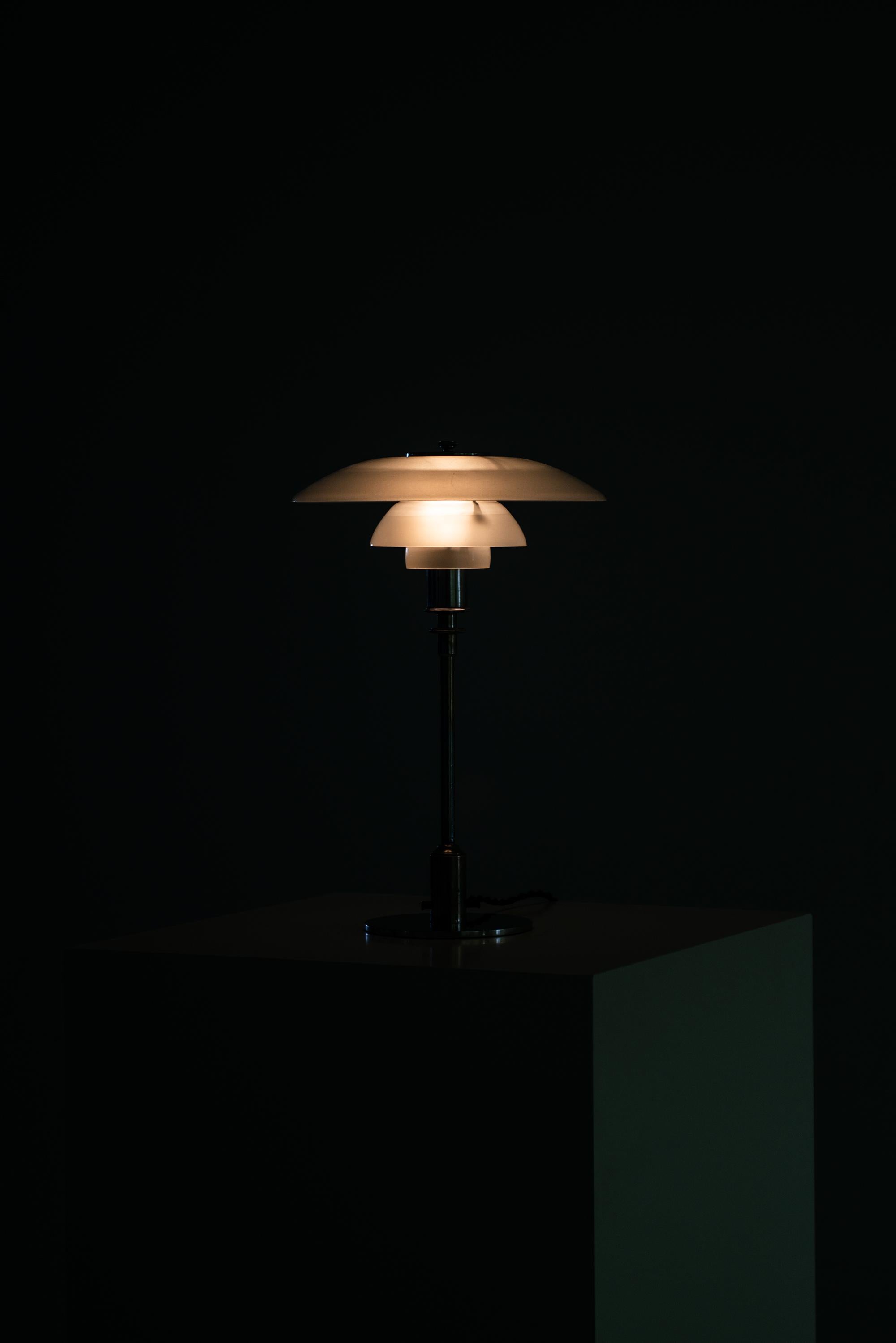 Poul Henningsen Early Table Lamp Model PH-3/2 by Louis Poulsen in Denmark For Sale 3