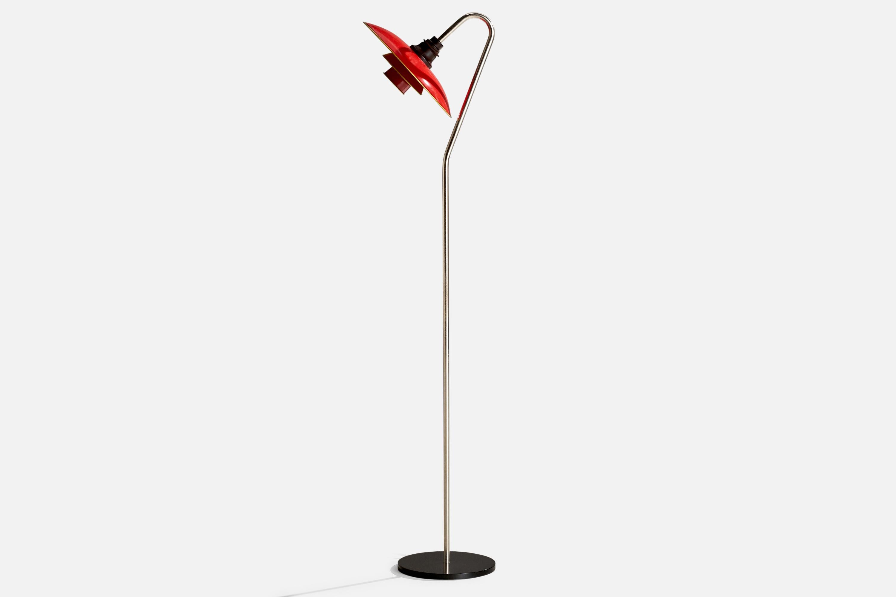 Stehleuchte aus Nickel, Bakelit, rot lackiertem Metall und schwarz lackiertem Eisen, entworfen von Poul Henningsen und hergestellt von Louis Poulsen, Dänemark, um 1930.

Abmessungen der Lampe mit Schirm (Zoll): 56,5