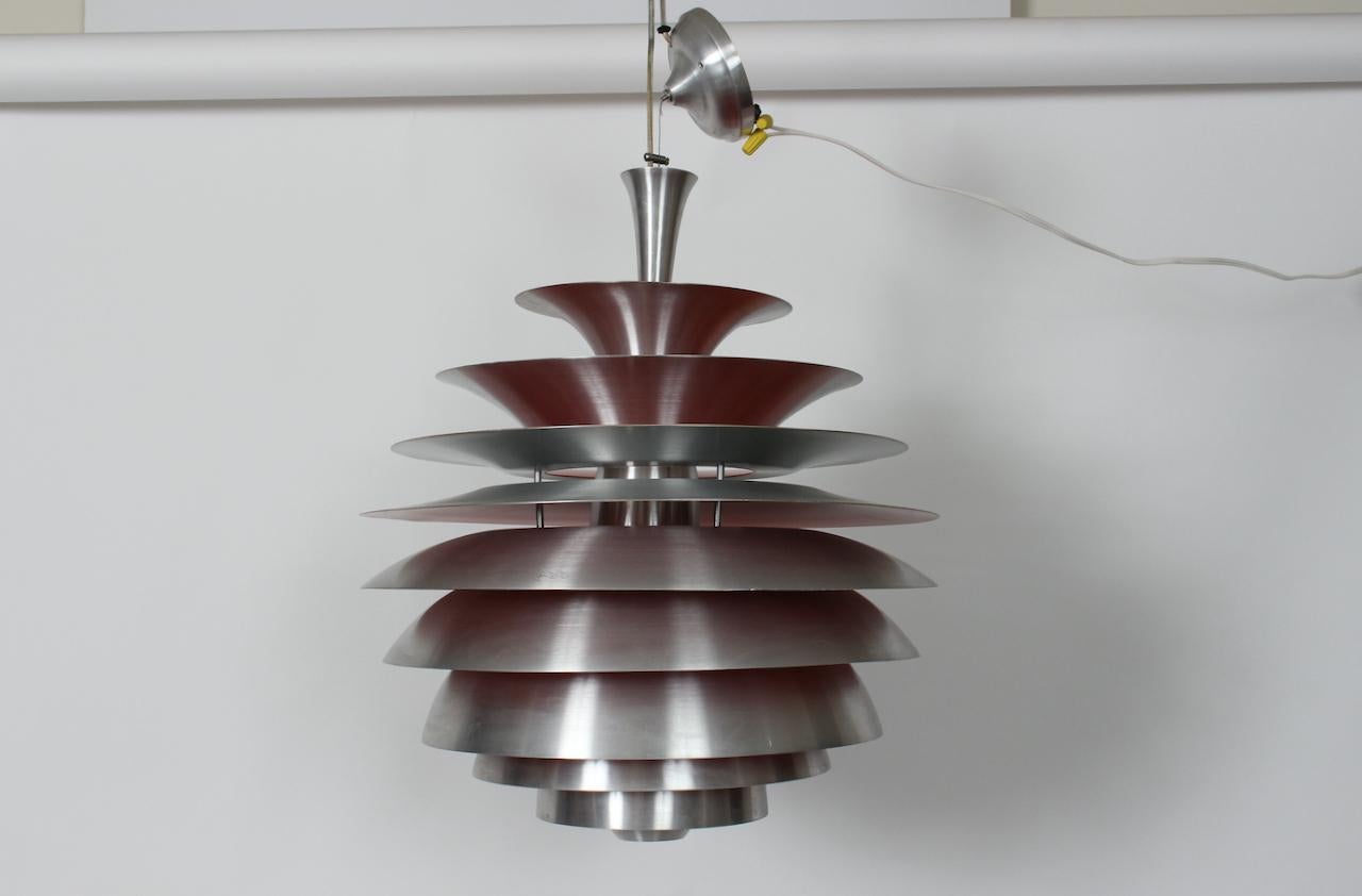 Größere Poul Henningsen für Louis Poulsen PH Louvre Hängelampe aus gebürstetem Aluminium. Ovale Form mit neun reflektierenden, konzentrischen Bändern aus gebürstetem Aluminium und einer Innenseite in warmem Rot mit orangefarbener Emaillierung