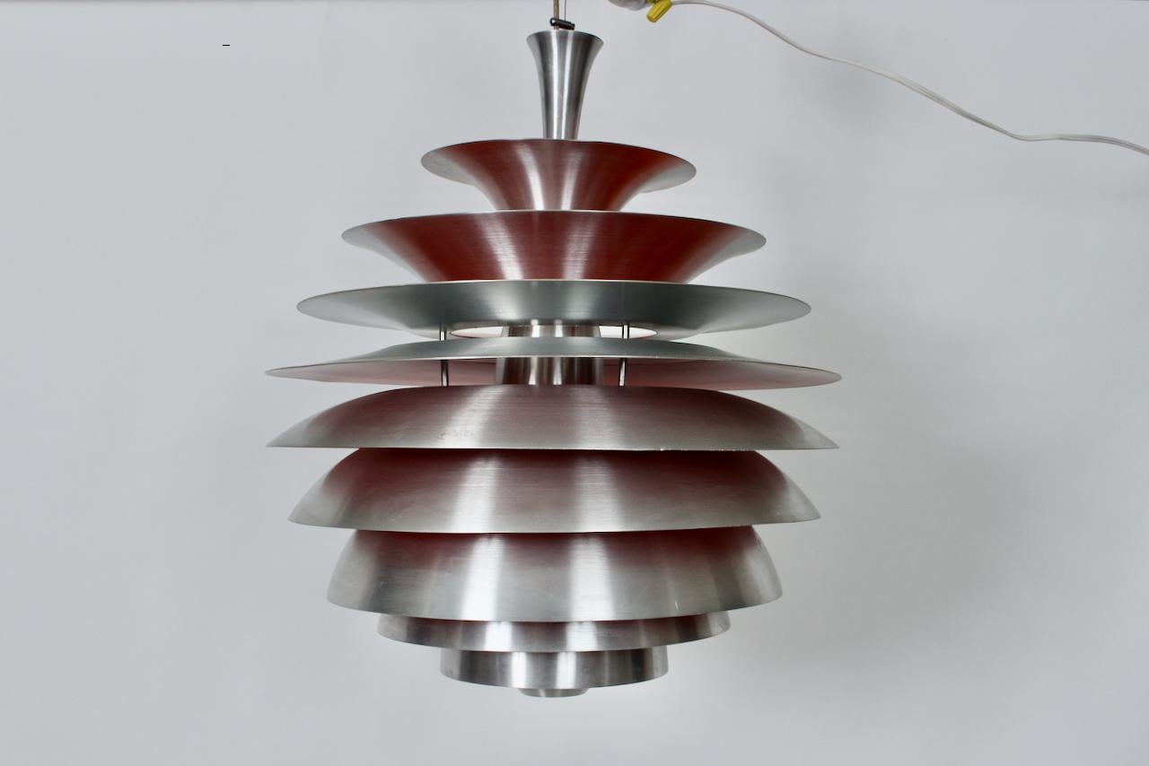 Großererer Poul Henningsen für Louis Poulsen Louvre-Anhänger aus gebürstetem Aluminium und Koralle (Skandinavische Moderne)