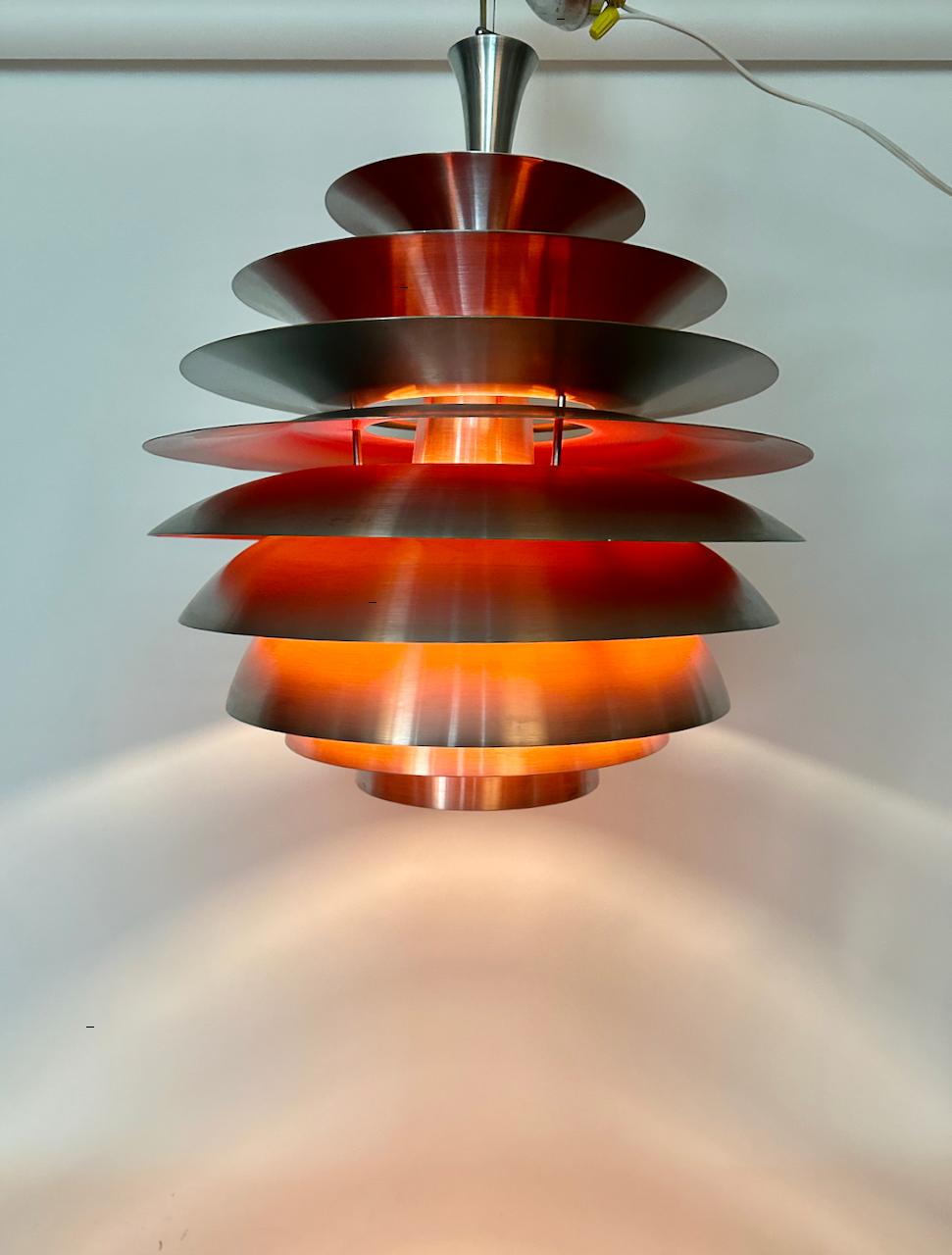 Großererer Poul Henningsen für Louis Poulsen Louvre-Anhänger aus gebürstetem Aluminium und Koralle 2