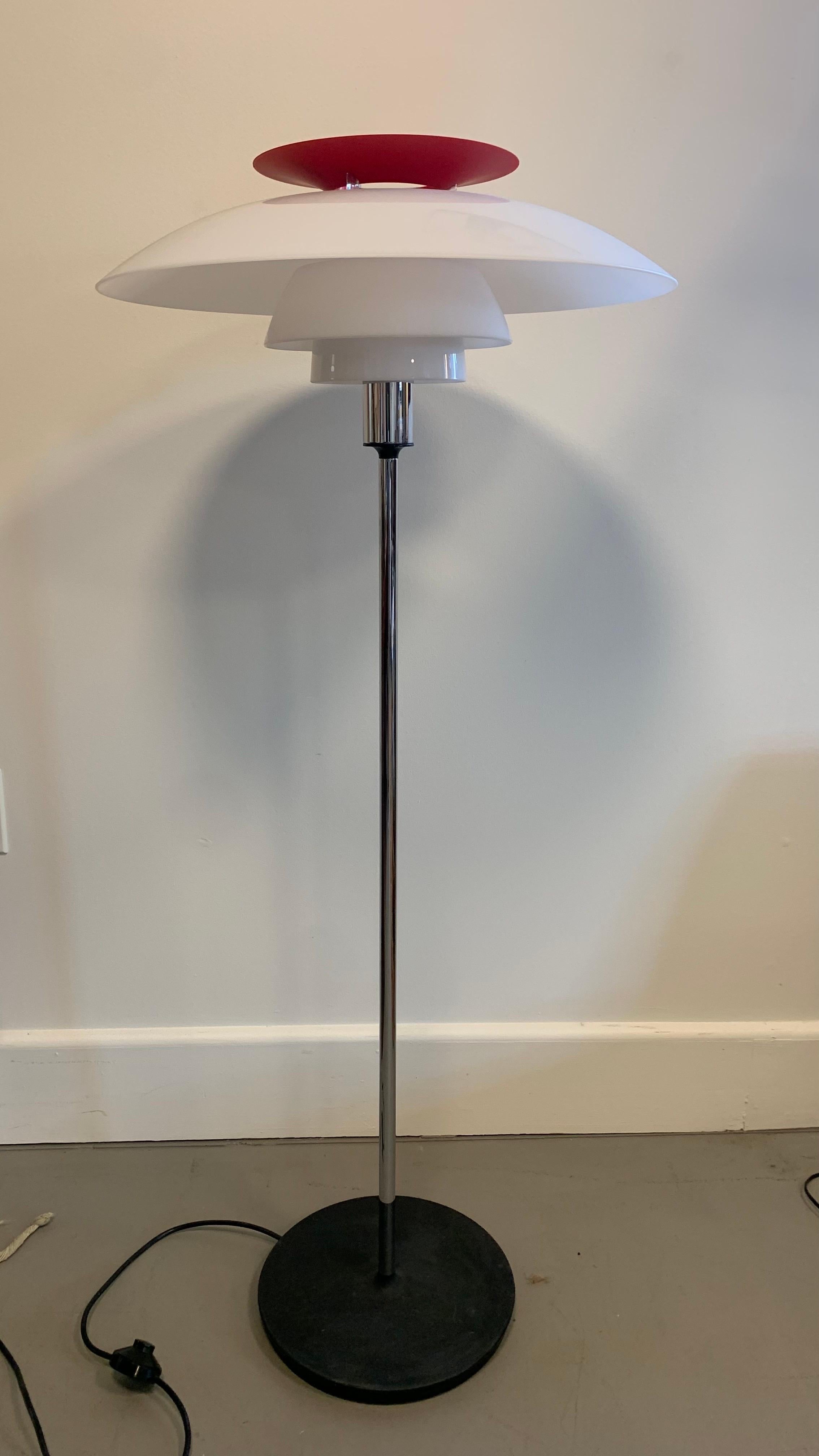 Poul Henningsen per Louis Poulsen Lampada da terra PH 4/3 - Illuminazione moderna danese

Questa lampada da terra presenta un caratteristico sistema di paralume a tre livelli sormontato da un audace riflettore rosso. Progettato per distribuire la