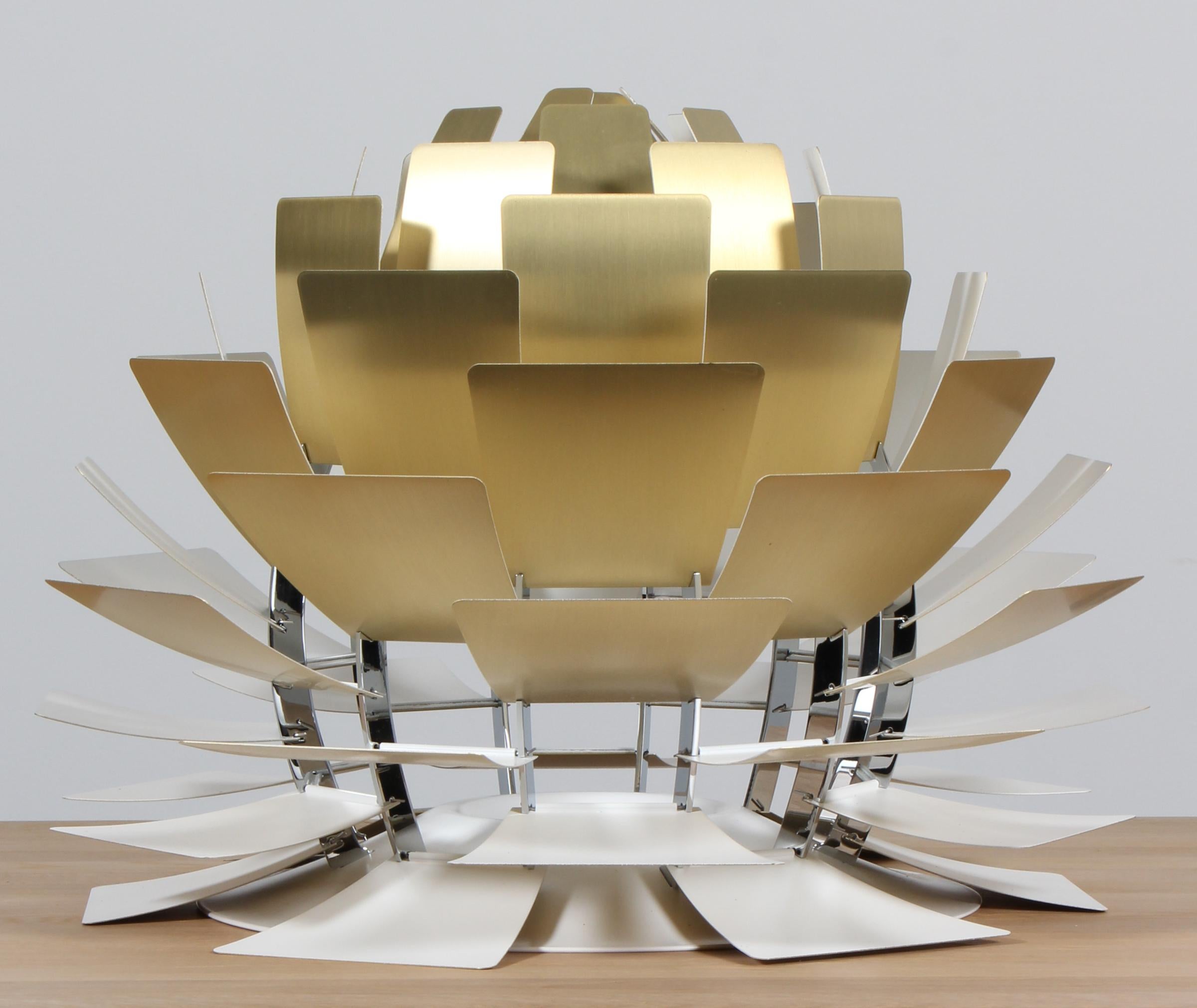 Poul Henningsen per Louis Poulsen, pendente 'PH-Artichoke', ottone, metallo, Danimarca, disegnato nel 1957

Il ciondolo 