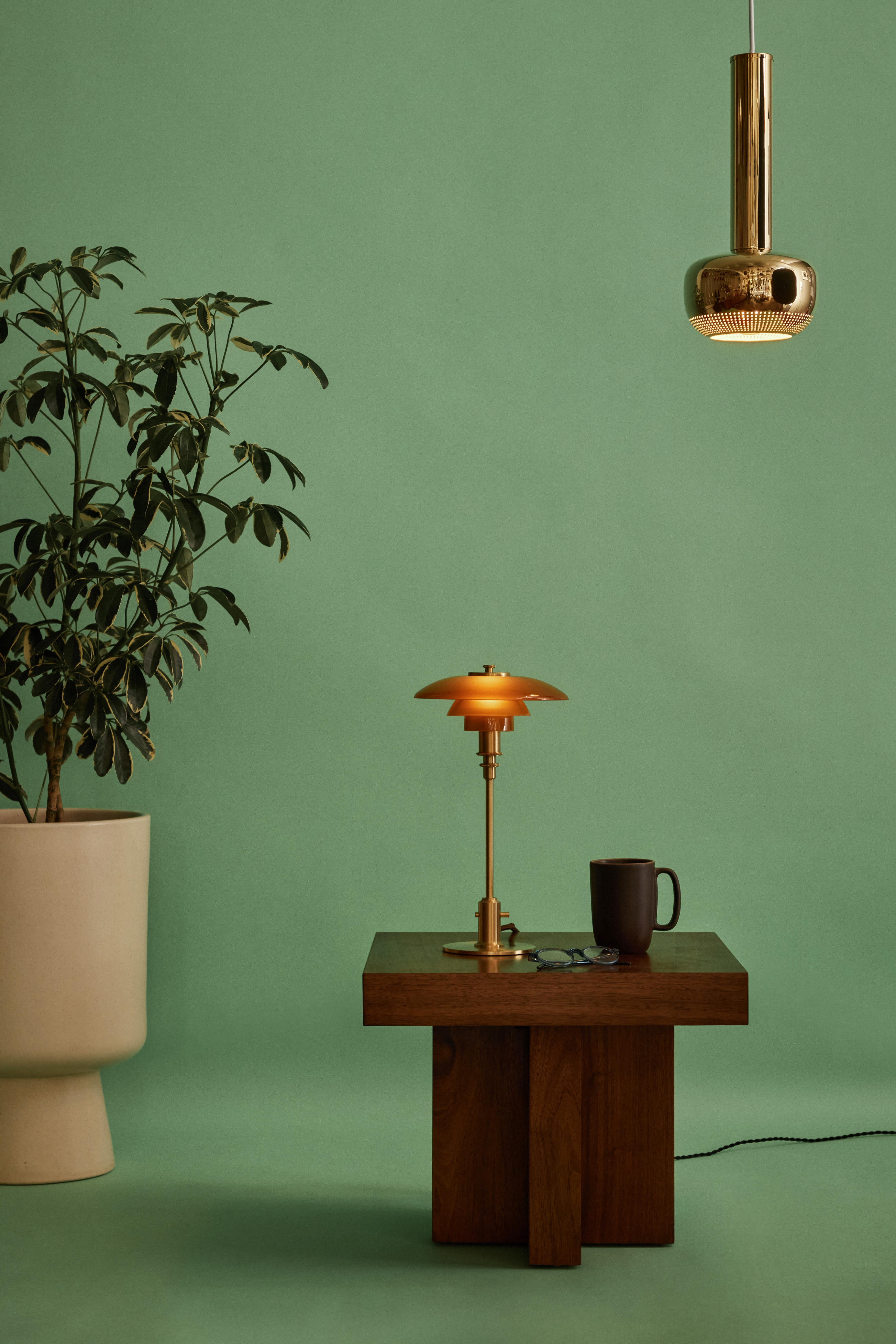 Poul Henningsen Limited Edition PH 2/1 Amber Glass Table Lamp for Louis Poulsen.

Ce design légendaire découle du brillant système à trois ombres de Henningsen datant de la fin des années 1920. Cette version 2020 en édition limitée est dotée d'un