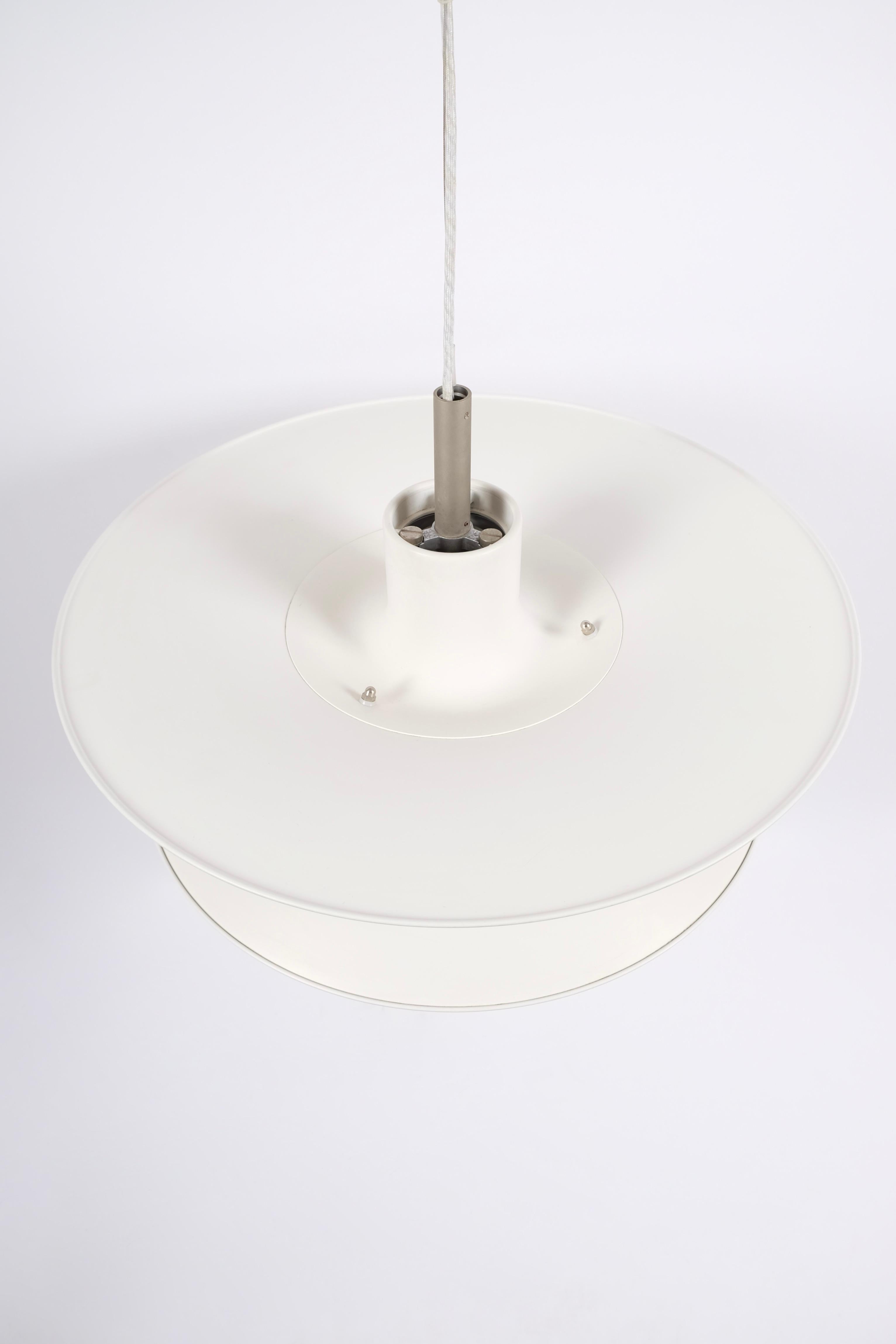 We have 2 matching of these iconic pendants.
Designed by the well known light designer Poul Henningsen.
Gives a beautifull soft light.
E40 socket
Mounted with 1,5 meter electric fabric wire and suspension wire.
Bottom disc included on both